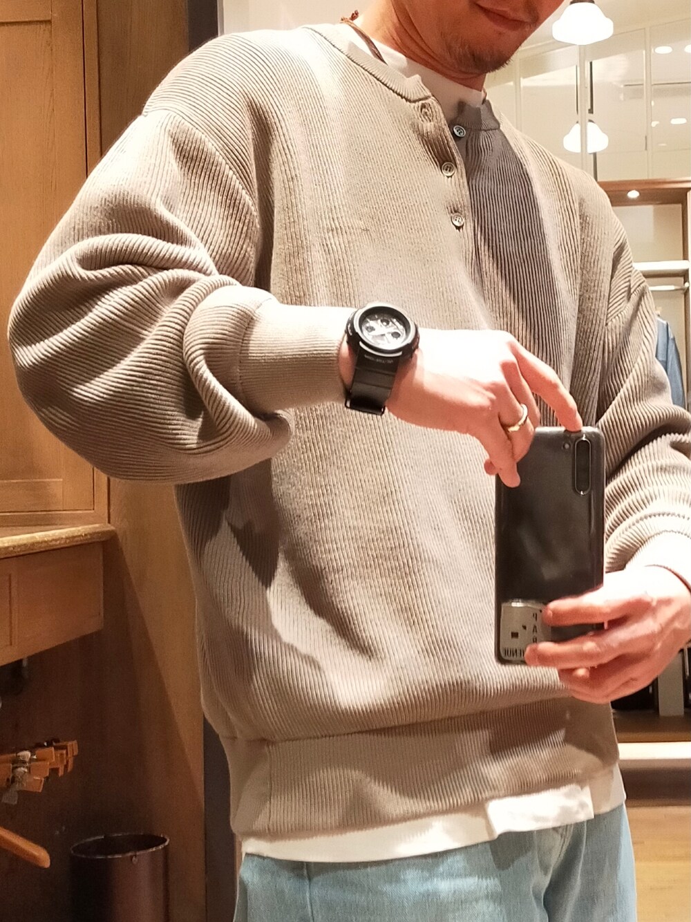 「ヘンリーネック、ニット、crepuscule、デニム、ワイドシルエット、YAECA、スニーカー、reebok、CLUB C、ネックレス、touareg silver、シンプル、大人カジュアル、春コーデ、ootd」｜「crepusculeの【CREPUSCULE / クレプスキュール】 HENRY NECK（ニット/セーター、ベージュ系）」を使った、D.nakamuraさん（メンズ・170cm）の冬コーディネートの3枚目の写真