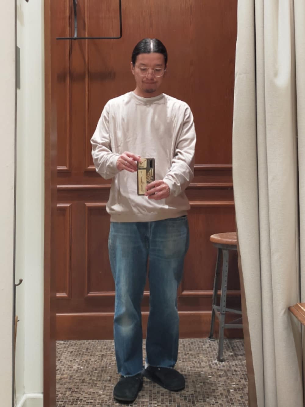 「ニット、beautyandyouth、カットオフデニム、Levi's、古着、レザーサンダル、birkenstock、boston、大人カジュアル、シンプル、ootd、ベージュ、ブルー、ブラック、秋コーデ」｜「BEAUTY&YOUTH UNITED ARROWSのアイテム（ニット/セーター、ベージュ系）」を使った、D.nakamuraさん（メンズ・167cm）の秋コーディネートの1枚目の写真