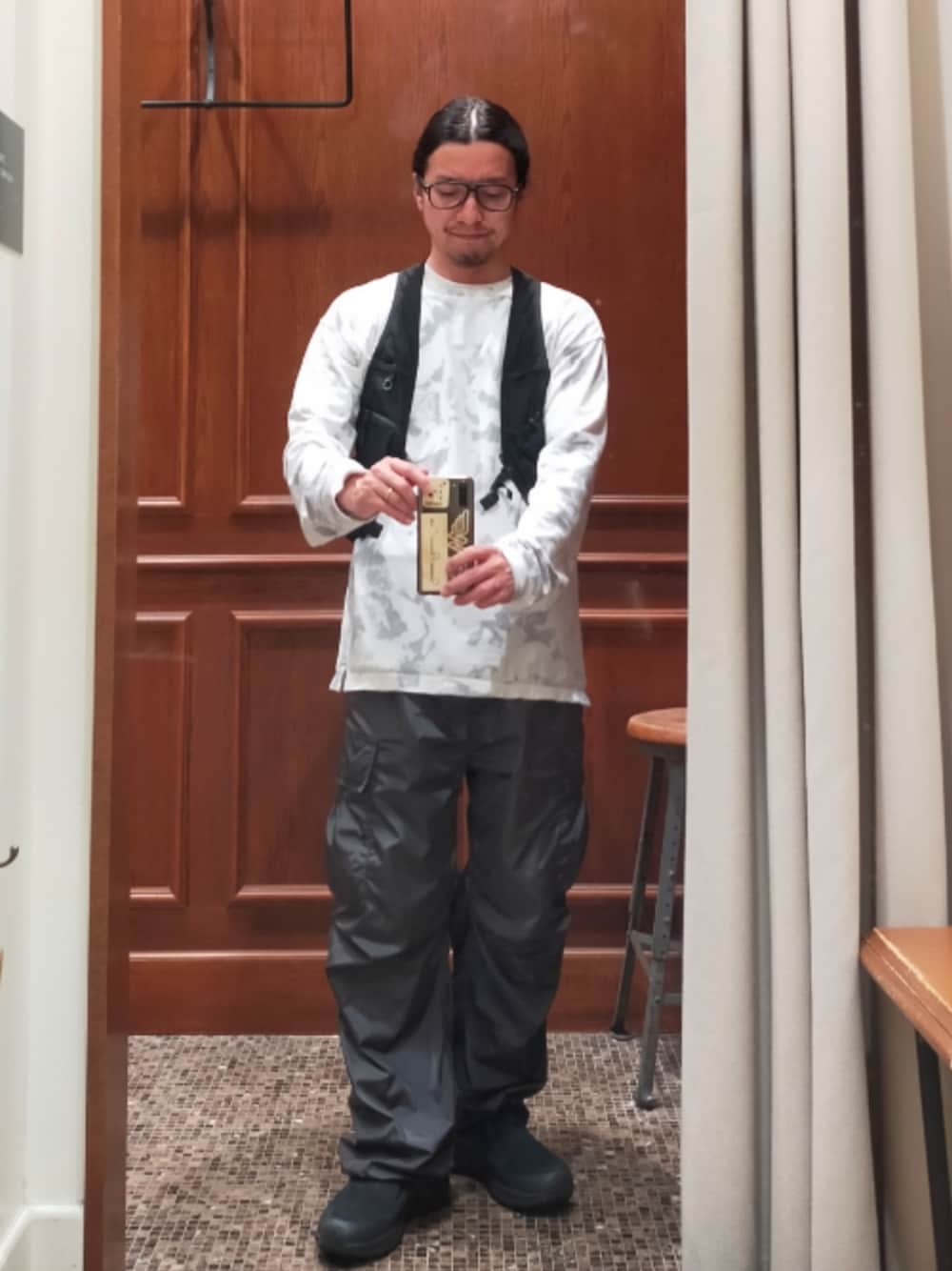 「ベスト、a running  club、ロンT、タイダイ柄、UNUSED、カーゴパンツ、H BEAUTY&YOUTH、ジャングルモック、merrell、大人カジュアル、シンプル、ootd、モノトーン、アーバンストリート」｜「a running clubのアイテム（ベスト、ブラック系）」を使った、D.nakamuraさん（メンズ・167cm）の春コーディネートの1枚目の写真