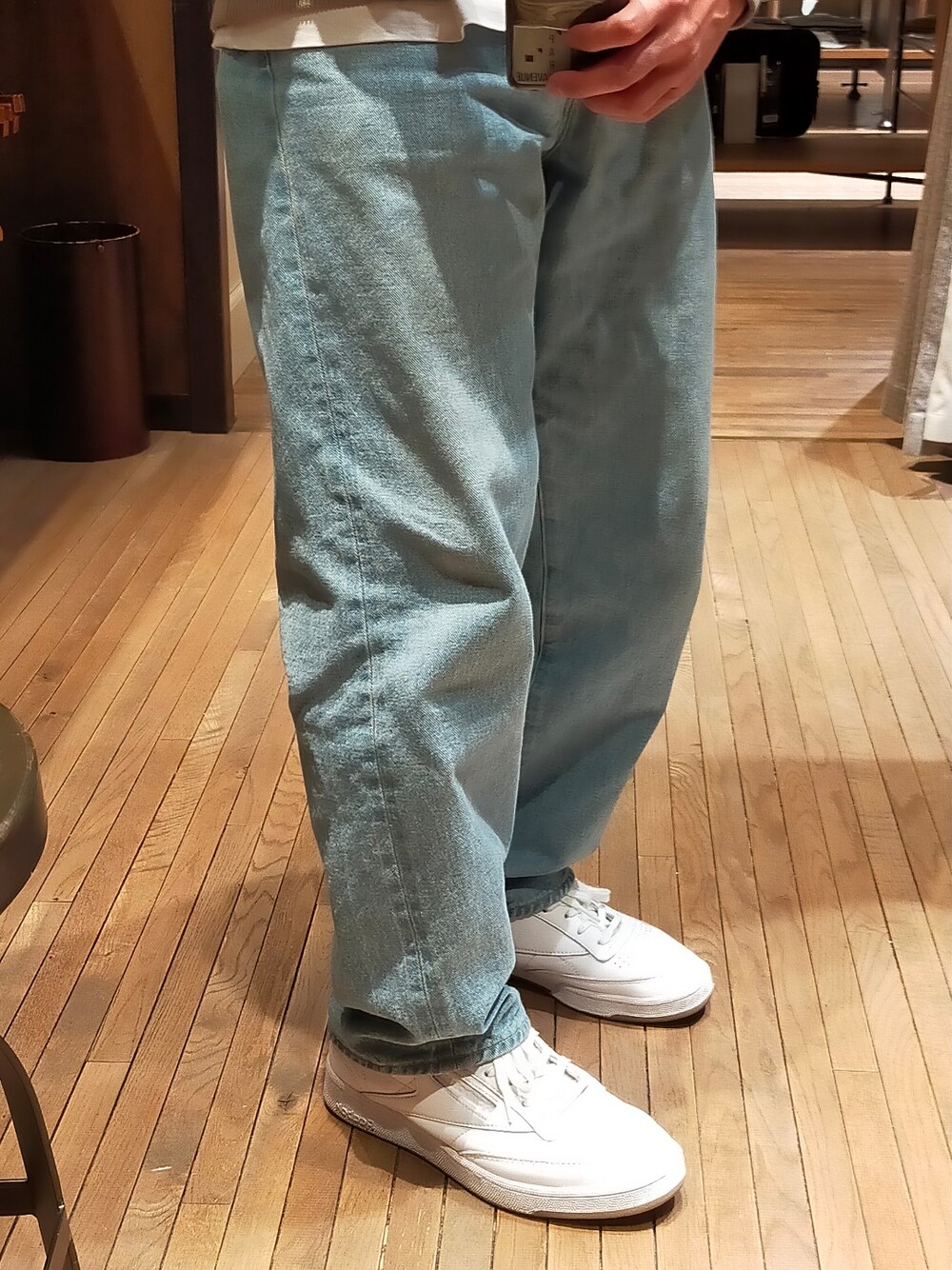 「ヘンリーネック、ニット、crepuscule、デニム、ワイドシルエット、YAECA、スニーカー、reebok、CLUB C、ネックレス、touareg silver、シンプル、大人カジュアル、春コーデ、ootd」｜「crepusculeの【CREPUSCULE / クレプスキュール】 HENRY NECK（ニット/セーター、ベージュ系）」を使った、D.nakamuraさん（メンズ・170cm）の冬コーディネートの4枚目の写真