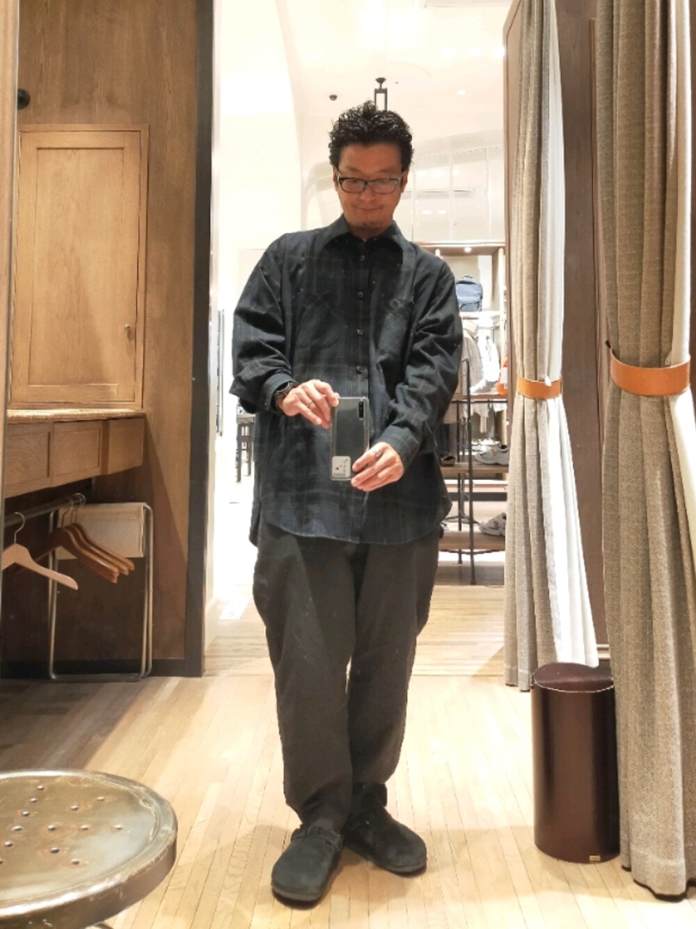 グリーン系のシャツ/ブラウス、ブラック系のパンツ、ブラック系のサンダルを着用したメンズの秋コーディネートの1枚目の写真