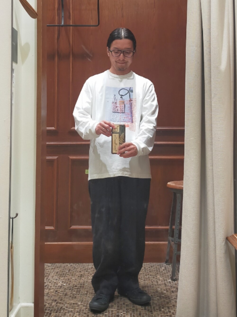 「ロンT、アートTシャツ、ストライプスラックス、BEAUTY&YOUTH UNITED ARROWS、スニーカー、converse、N.HOOLYWOOD、大人カジュアル、シンプル、ootd、ホワイト、ネイビー、ブラック」｜「loosejointsのアイテム（Tシャツ/カットソー、ホワイト系）」を使った、D.nakamuraさん（メンズ・167cm）の秋コーディネートの1枚目の写真