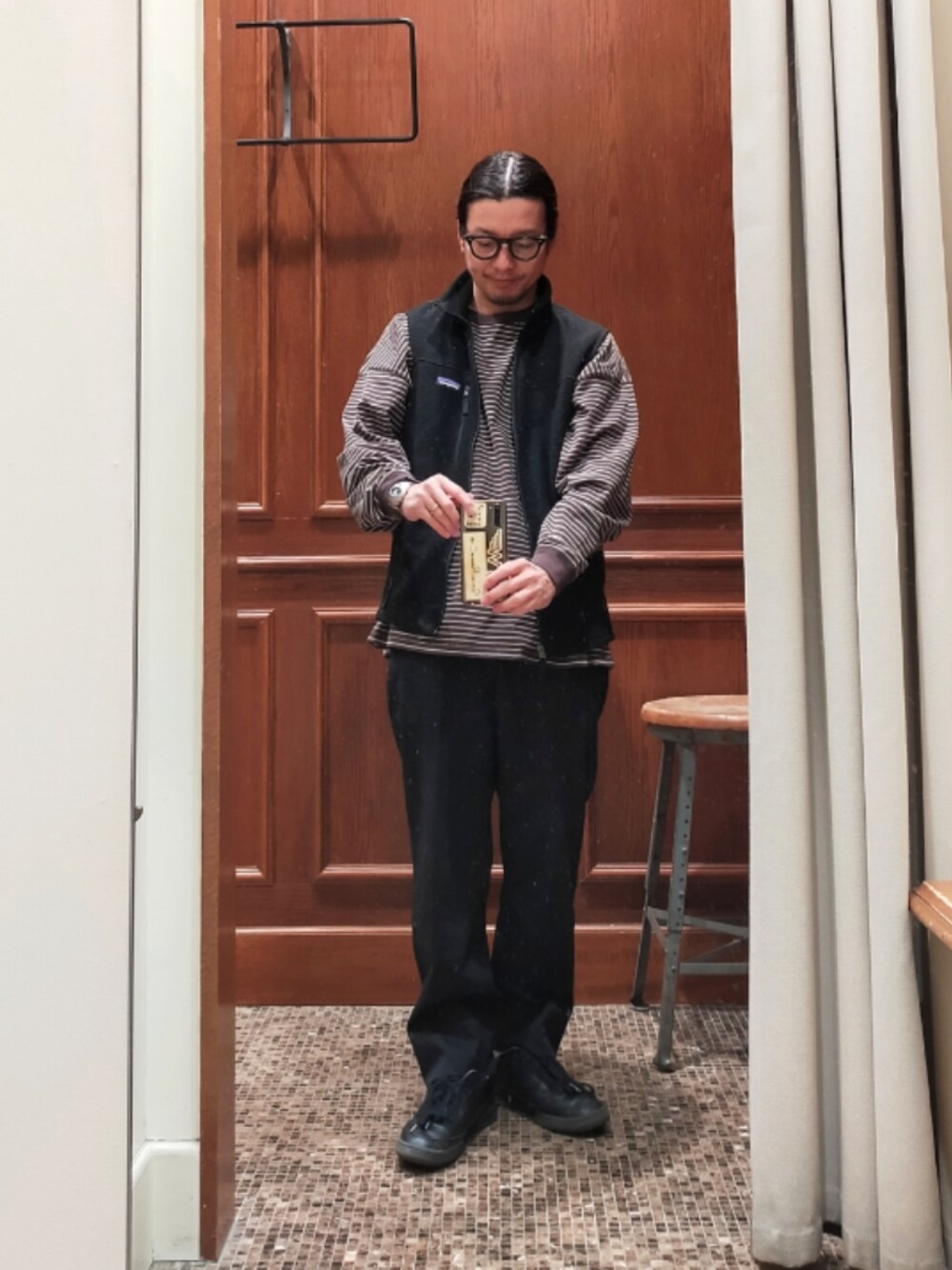 「ベスト、シンチラ、patagonia、ロンT、ボーダー、VAINL ARCHIVE、スラックス、BEAUTY&YOUTH UNITED ARROWS、スニーカー、reebok、CLUB C、大人カジュアル、シンプル、ootd、シンプルコーデ」｜「patagoniaのアイテム（ベスト、ブラック系）」を使った、D.nakamuraさん（メンズ・167cm）の冬コーディネートの1枚目の写真
