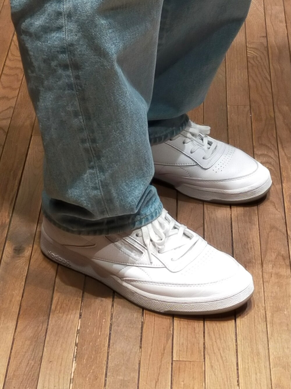 「ヘンリーネック、ニット、crepuscule、デニム、ワイドシルエット、YAECA、スニーカー、reebok、CLUB C、ネックレス、touareg silver、シンプル、大人カジュアル、春コーデ、ootd」｜「crepusculeの【CREPUSCULE / クレプスキュール】 HENRY NECK（ニット/セーター、ベージュ系）」を使った、D.nakamuraさん（メンズ・170cm）の冬コーディネートの5枚目の写真