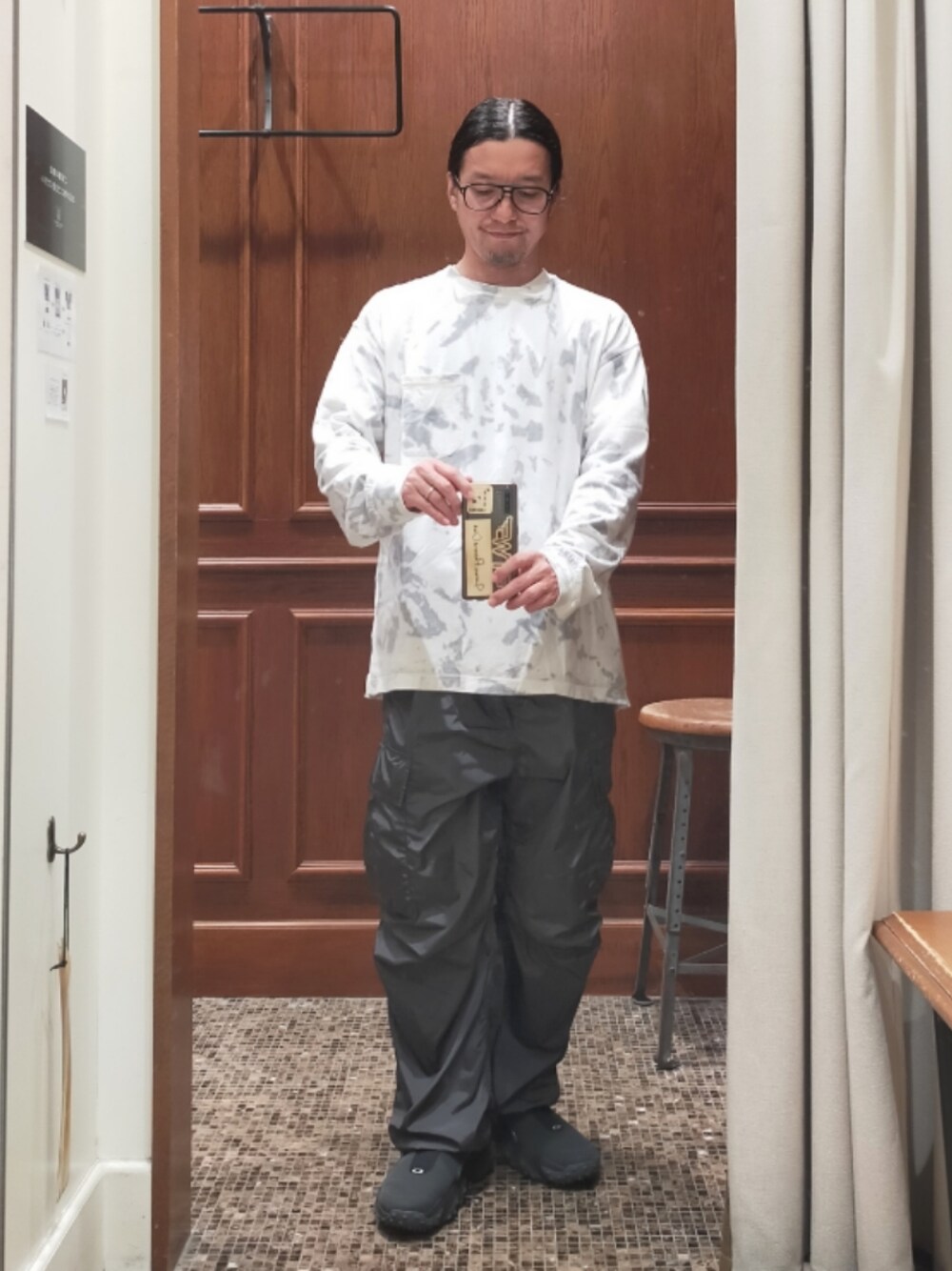 「タイダイ柄、ロンT、カーゴパンツ、ナイロンパンツ、H BEAUTY&YOUTH、スニーカー、Oakley、大人カジュアル、シンプル、ootd、ホワイト、ダークグレー、シンプルスタイル」｜「UNUSEDのアイテム（Tシャツ/カットソー、ホワイト系）」を使った、D.nakamuraさん（メンズ・167cm）の秋コーディネートの1枚目の写真