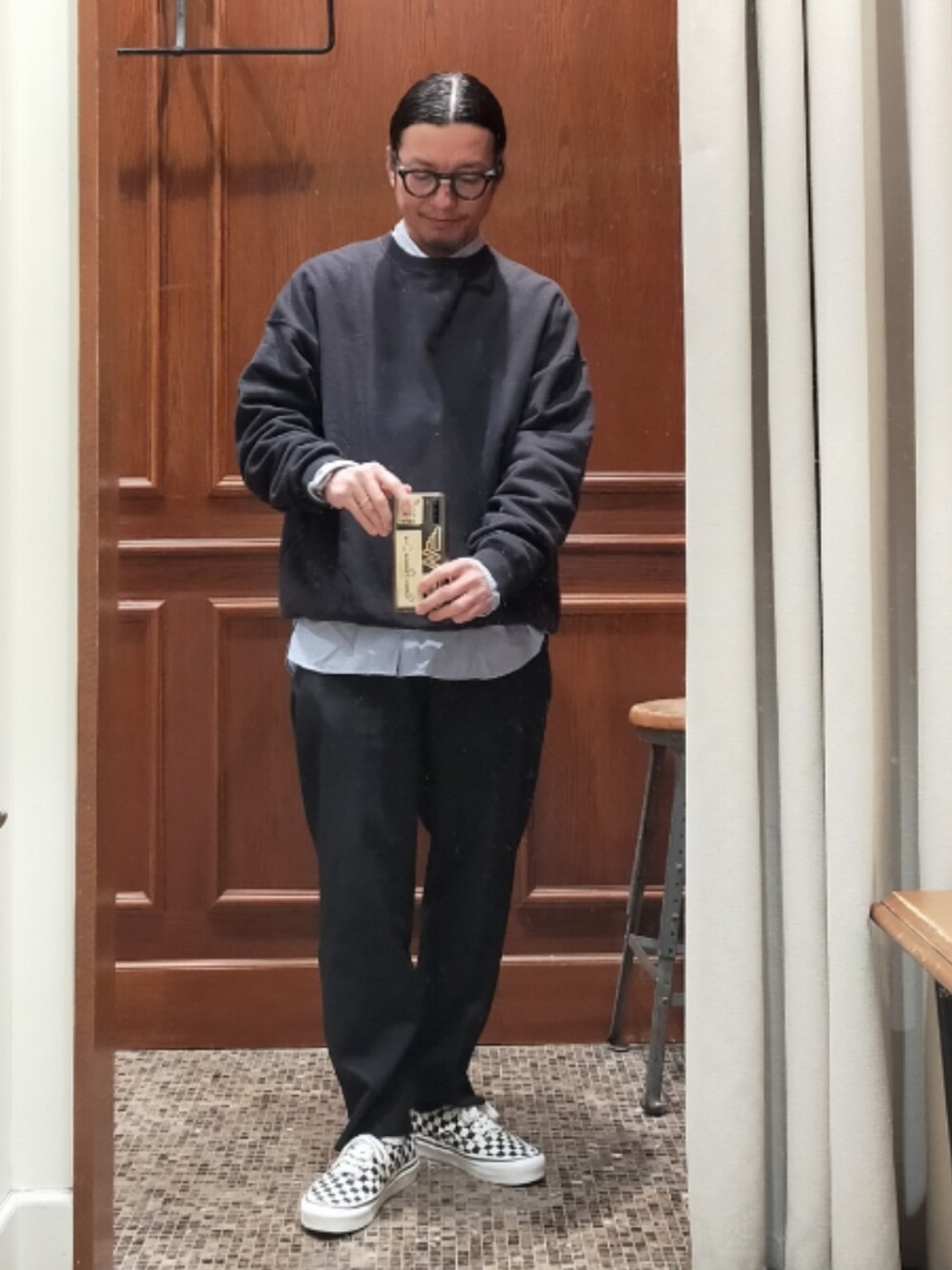 「スウェット、オーバーサイズ、info. BEAUTY&YOUTH、シャツ、BEAUTY&YOUTH UNITED ARROWS、スラックス、スニーカー、VANS、checker、大人カジュアル、シンプル、ootd、ブラック、ブルー」｜「info. BEAUTY&YOUTHのアイテム（スウェット、ブラック系）」を使った、D.nakamuraさん（メンズ・167cm）の冬コーディネートの1枚目の写真