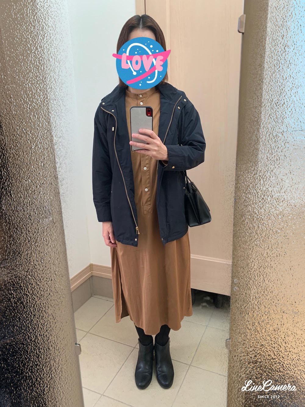 「オトナカジュアル、カジュアル、シンプルコーデ、大人かわいい、UNIQLO、ワンピース、マウンテンパーカー、ママコーデ、2022年秋」｜「LE TALONのアイテム（ブーツ、ブラック系）」を使った、みんみさん（レディース・162cm）の冬コーディネートの1枚目の写真