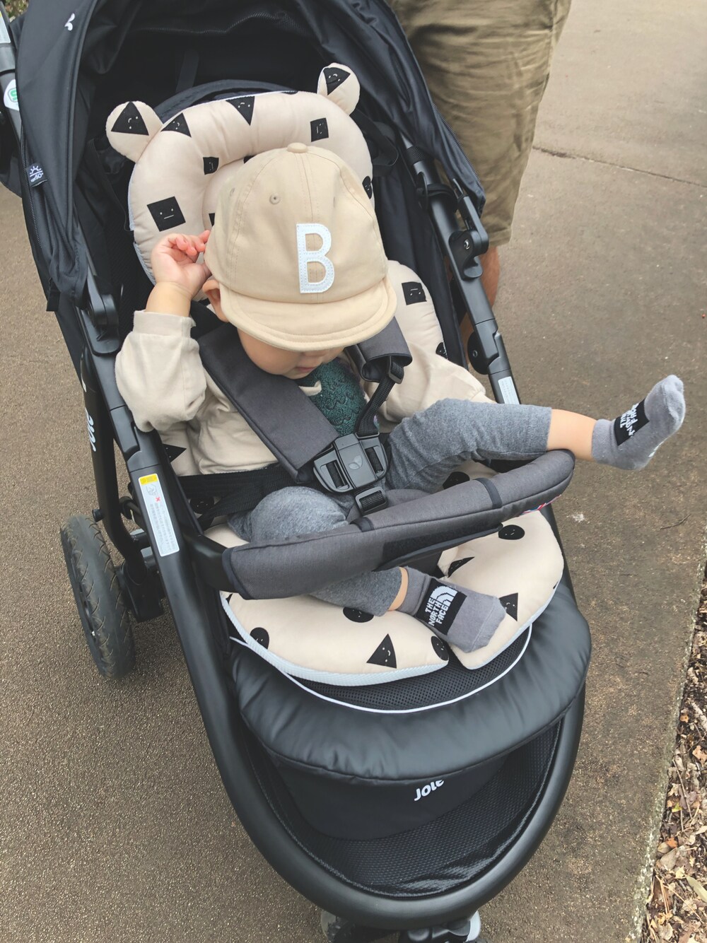 ベージュ系のトップス、グレー系のパンツ、グレー系のソックス/靴下を着用したレディースの秋コーディネートの1枚目の写真