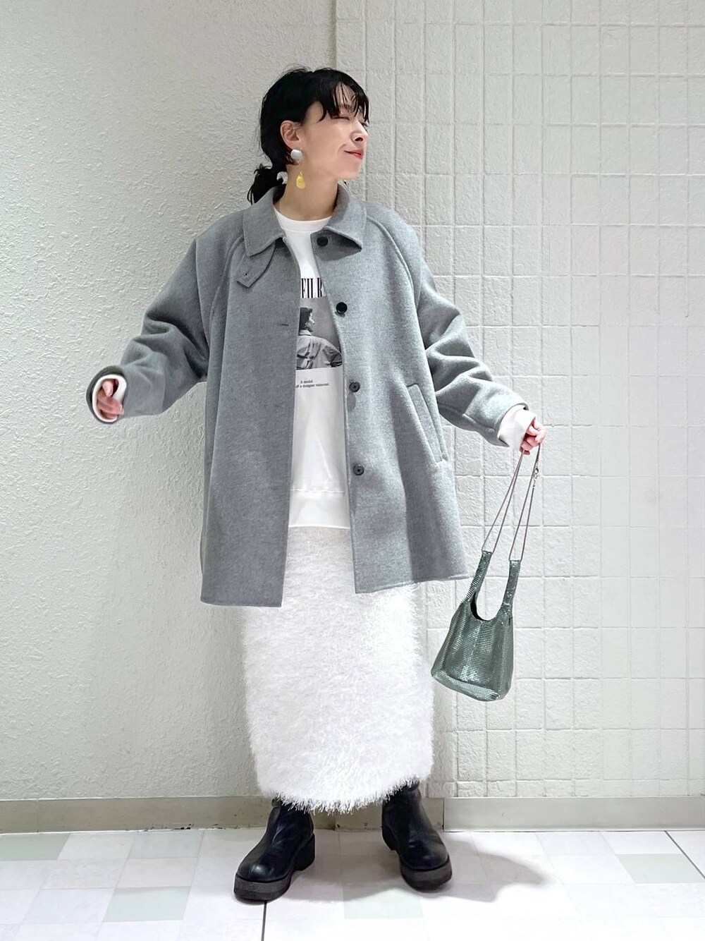 「ワントーン、ブーツ、バッグ、ベーシック/シンプル、カジュアル、ママコーデ、SNAP_apart by lowrys、骨格ストレート、apart by lowrys、アウター、スウェット、スカート」｜「A part byの【別注】LIFEフォトスウェットプルオーバー（スウェット、ホワイト系）」を使った、yato-miさん（レディース・158cm）の冬コーディネートの1枚目の写真