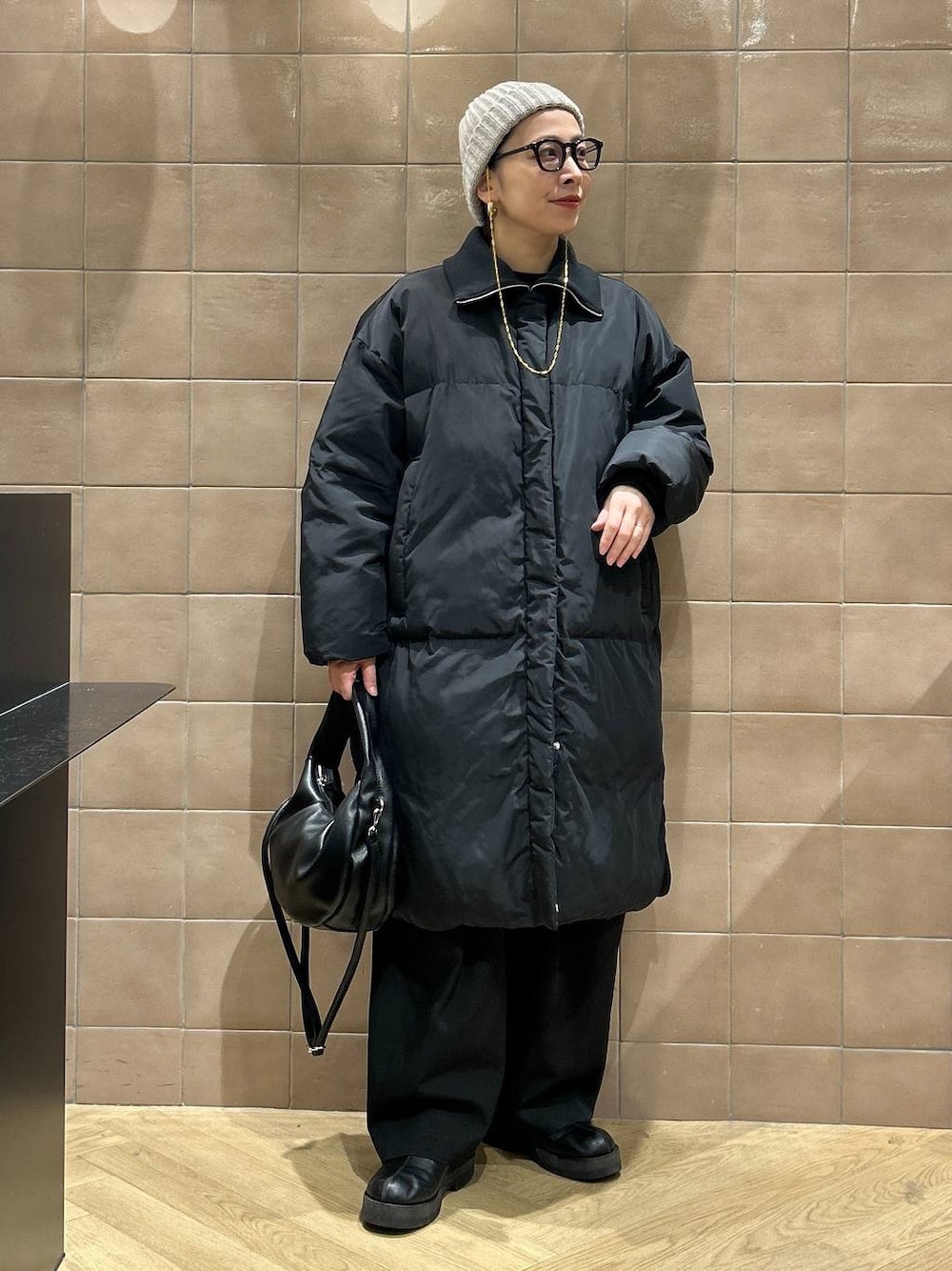 「ワントーン、ベーシック/シンプル、カジュアル、ママコーデ、SNAP_apart by lowrys、骨格ストレート、apart by lowrys、アウター、ブルゾン、パンツ、ニット帽、ブーツ、バッグ」｜「A part byのワンショルカナグツキバッグ（ハンドバッグ、ブラック系）」を使った、yato-miさん（レディース・158cm）の冬コーディネートの1枚目の写真