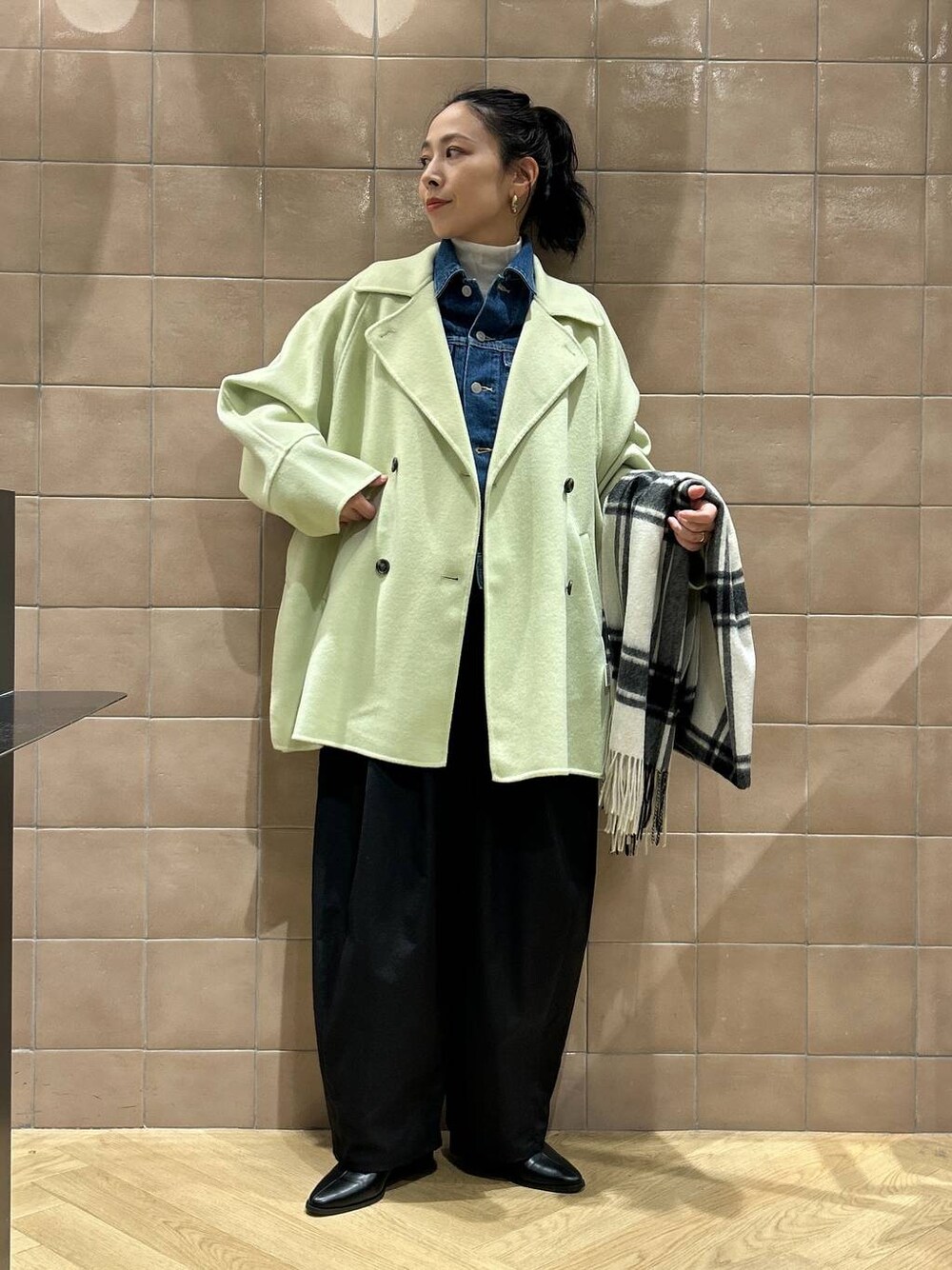 「ワントーン、ベーシック/シンプル、カジュアル、ママコーデ、SNAP_apart by lowrys、骨格ストレート、apart by lowrys、アウター、デニムジャケット、パンツ、インナー、ストール」｜「A part byのカシープミドルジャケット（その他アウター、グリーン系）」を使った、yato-miさん（レディース・158cm）の秋コーディネートの1枚目の写真