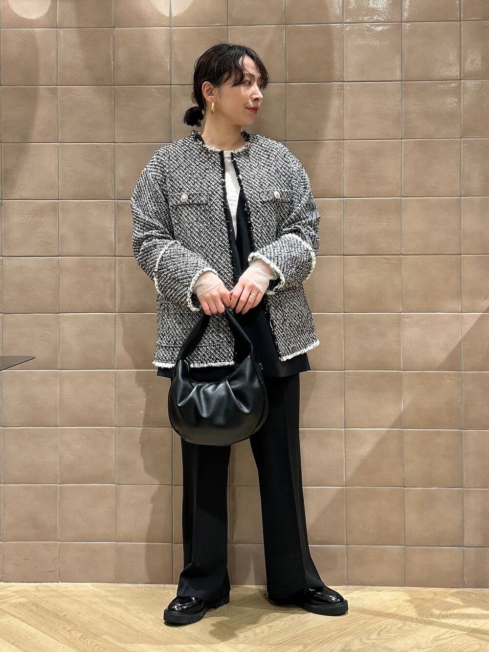 「ママコーデ、SNAP_apart by lowrys、骨格ストレート、apart by lowrys、ワントーン、ベーシック/シンプル、カジュアル、セットアップ、インナー、ジャケット、バッグ、ローファー」｜「A part byのワンショルカナグツキバッグ（ハンドバッグ、ブラック系）」を使った、yato-miさん（レディース・158cm）の冬コーディネートの1枚目の写真