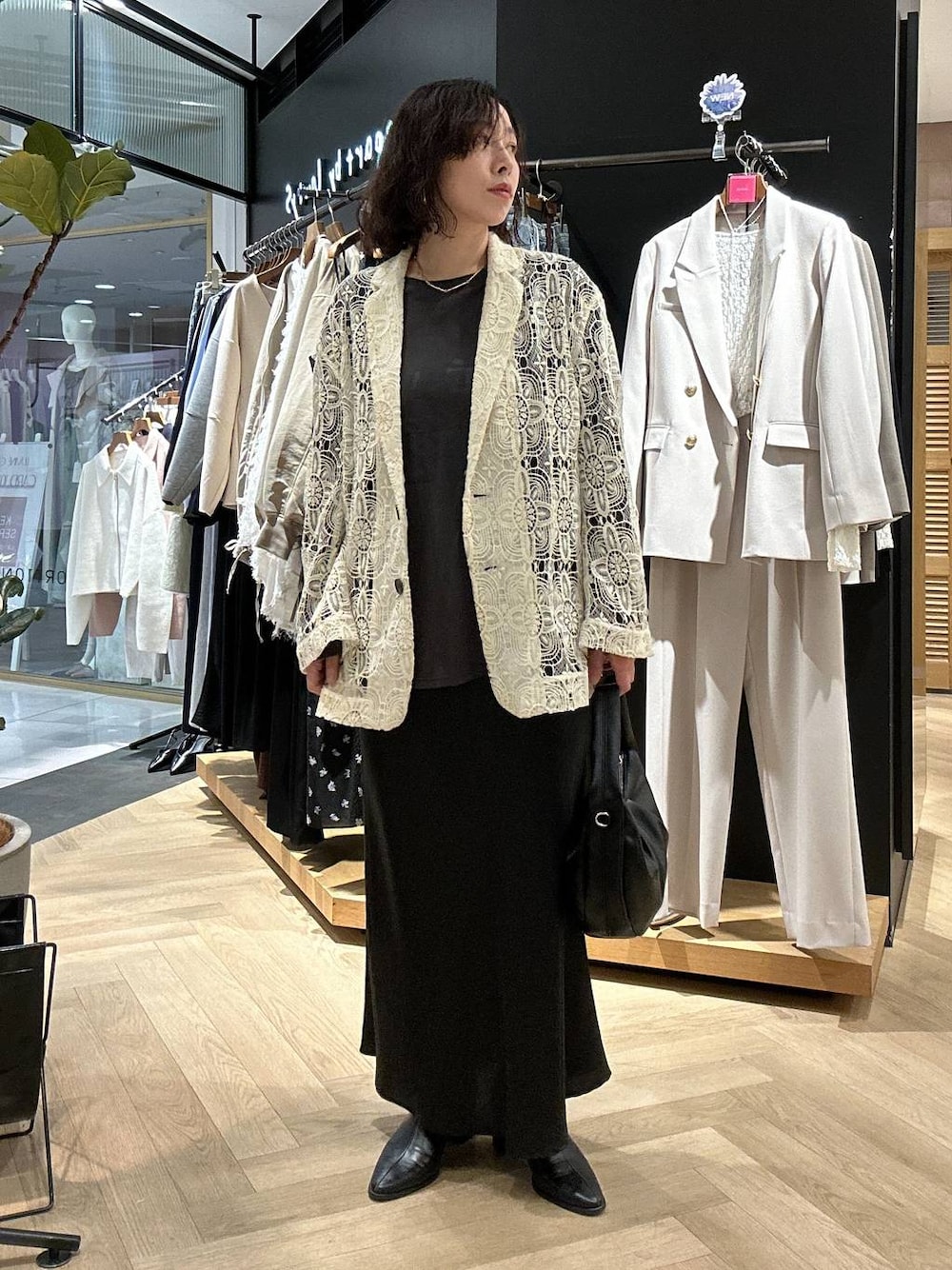 「ワントーン、ブーツ、バッグ、ベーシック/シンプル、カジュアル、ママコーデ、SNAP_apart by lowrys、骨格ストレート、apart by lowrys、ジャケット、ロンT、スカート」｜「A part byのブライトナロースカート（スカート、ブラック系）」を使った、yato-miさん（レディース・158cm）の春コーディネートの1枚目の写真