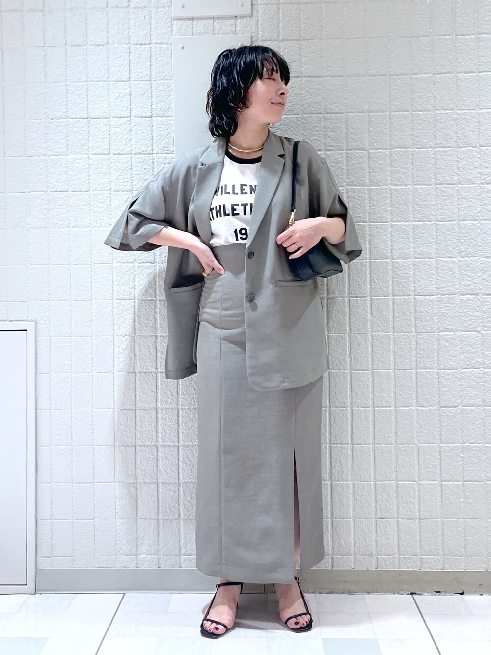 「シンプル、30代コーデ、アラフォー、夏コーデ、ママコーデ、セットアップ、ジャケット、スカート、リンガーTシャツ、ジャケットスタイル、サンダル、apartbylowrys、アパートバイローリーズ」｜「A part byの【セットアップ対応】メッシュスリットジャケット/（テーラードジャケット、グレー系）」を使った、yato-miさん（レディース・158cm）の春コーディネートの1枚目の写真