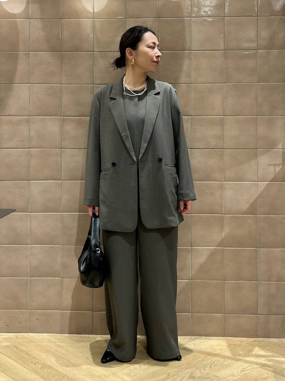 「ワントーン、ベーシック/シンプル、カジュアル、ママコーデ、SNAP_apart by lowrys、骨格ストレート、apart by lowrys、ジャケット、ジャケットスタイル、サロペット、パンプス、バッグ」｜「A part byのワンショルカナグツキバッグ（ハンドバッグ、ブラック系）」を使った、yato-miさん（レディース・158cm）の春コーディネートの1枚目の写真
