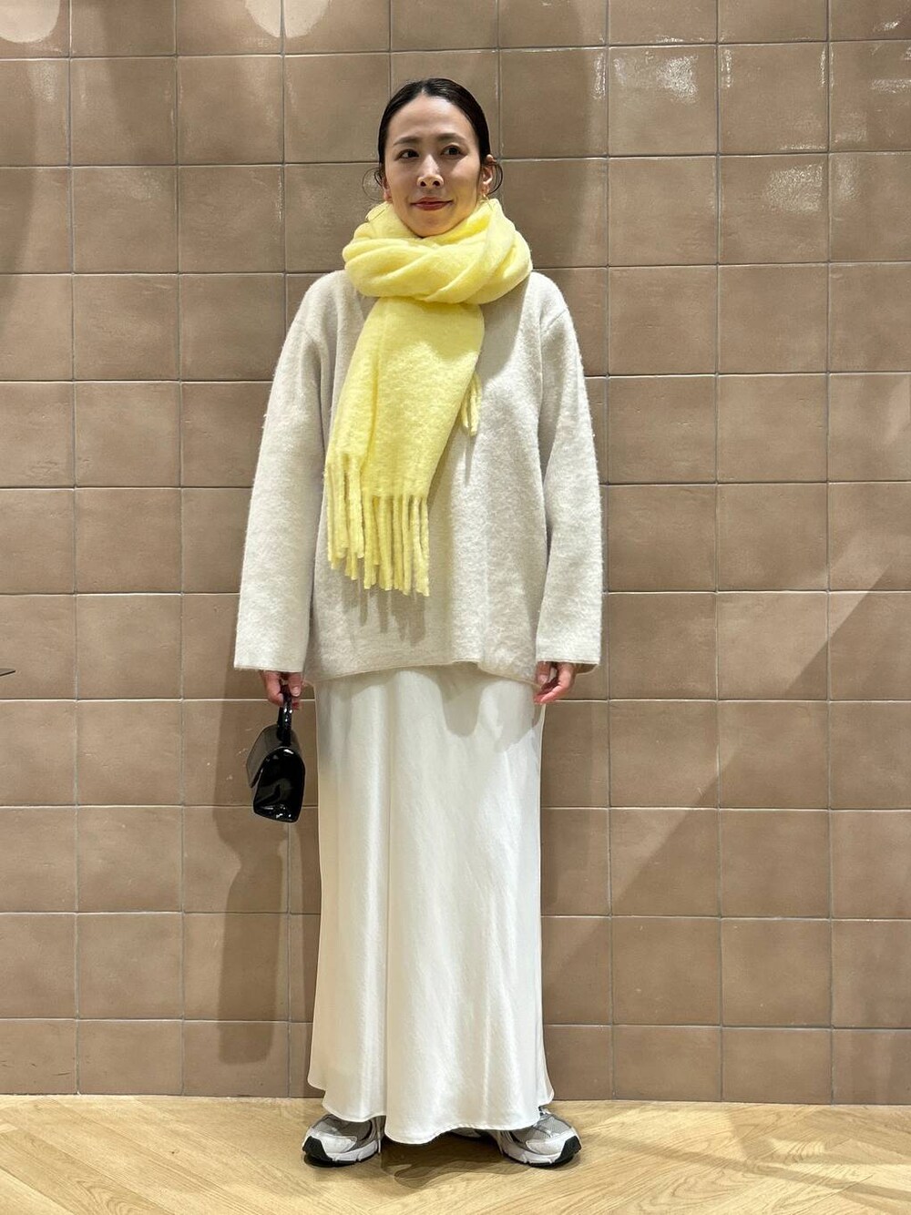 「ワントーン、ベーシック/シンプル、カジュアル、ママコーデ、SNAP_apart by lowrys、骨格ストレート、apart by lowrys、ストール、ニット、スカート、バッグ」｜「A part byのエナメルミニバッグ（ショルダーバッグ、ブラック系）」を使った、yato-miさん（レディース・158cm）の秋コーディネートの1枚目の写真