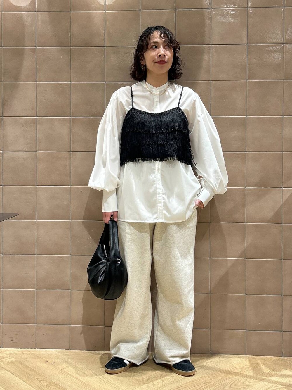 「ワントーン、ベーシック/シンプル、カジュアル、ママコーデ、SNAP_apart by lowrys、骨格ストレート、apart by lowrys、シャツ、ビスチェ、スウェットパンツ、スニーカー、バッグ」｜「A part byのワンショルカナグツキバッグ（ハンドバッグ、ブラック系）」を使った、yato-miさん（レディース・158cm）の冬コーディネートの1枚目の写真