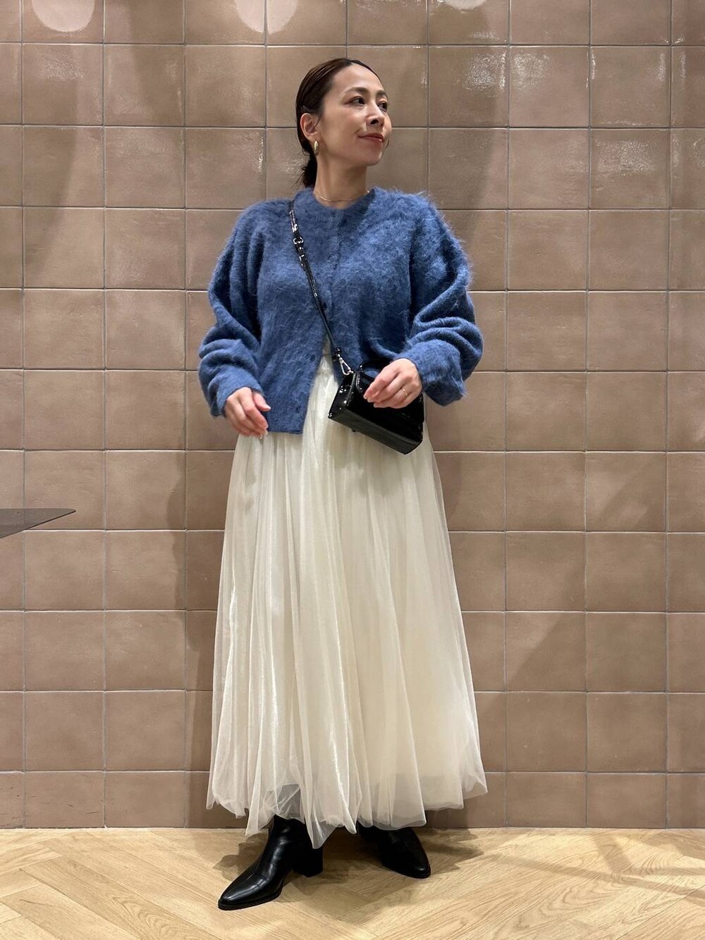 「カジュアル、ママコーデ、SNAP_apart by lowrys、apart by lowrys、ワントーン、ベーシック/シンプル、骨格ストレート、カーディガン、スカート、ブーツ、バッグ」｜「A part byのエナメルミニバッグ（ショルダーバッグ、ブラック系）」を使った、yato-miさん（レディース・158cm）の秋コーディネートの1枚目の写真