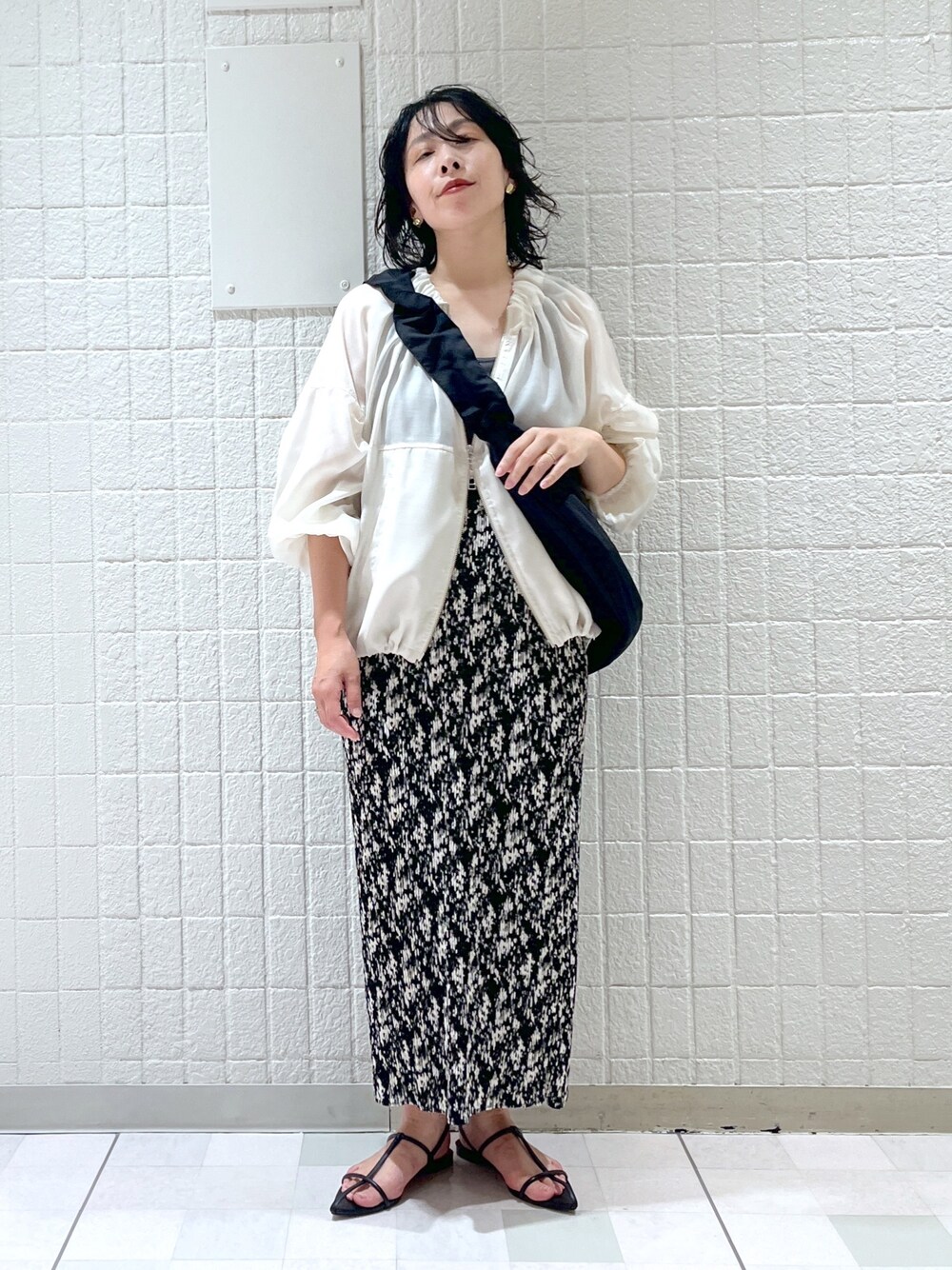 「お出かけコーデ、休日スタイル、夏コーデ、大人女子、大人カジュアル、シンプルコーデ、スカート、プリーツスカート、シア―ブルゾン、apartbylowrys、アパートバイローリーズ」｜「A part byのプリーツイージータイトスカート　274437（スカート、ブラック系）」を使った、yato-miさん（レディース・158cm）の夏コーディネートの1枚目の写真
