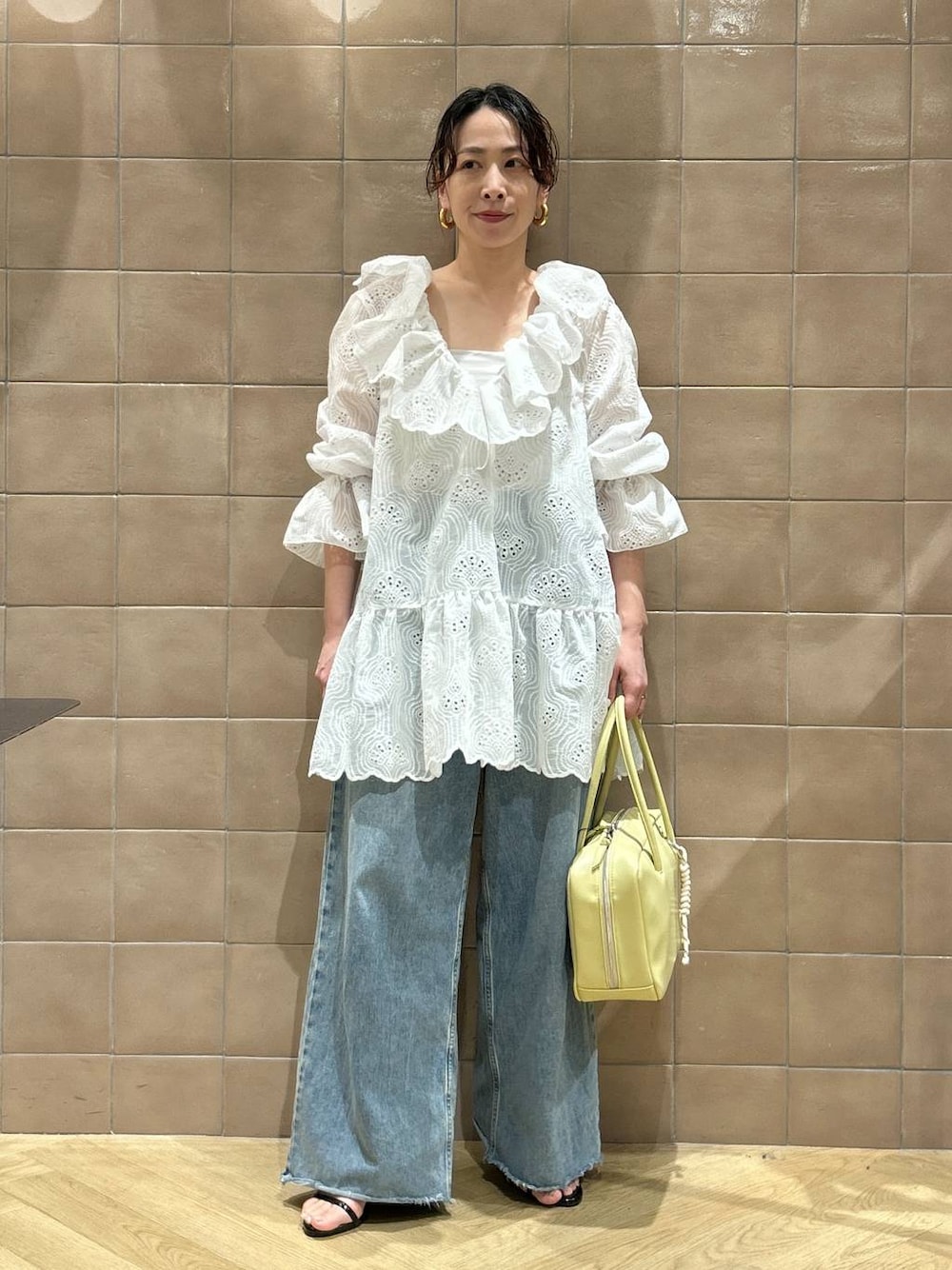 「ワントーン、ベーシック/シンプル、カジュアル、ママコーデ、SNAP_apart by lowrys、骨格ストレート、apart by lowrys、ワンピース、ブラウス、デニムパンツ、バッグ、サンダル」｜「A part byのルーズデニム（デニムパンツ、ブルー系）」を使った、yato-miさん（レディース・158cm）の春コーディネートの1枚目の写真