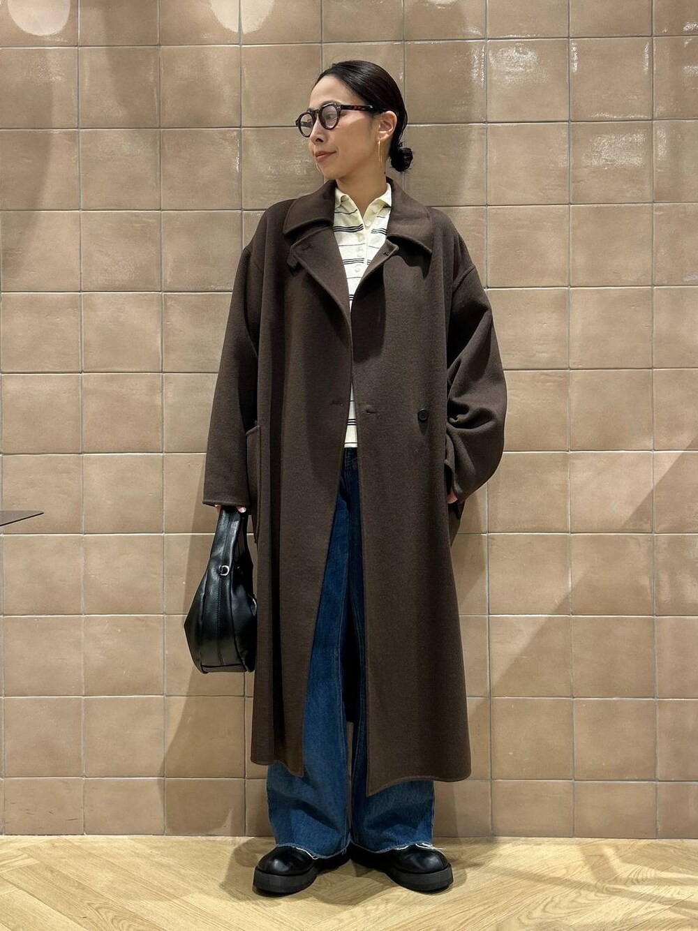 「ワントーン、ベーシック/シンプル、カジュアル、ママコーデ、SNAP_apart by lowrys、骨格ストレート、apart by lowrys、アウター、コート、ニット、パンツ、バッグ、ブーツ」｜「A part byのカシープ3WAYスタンドロングコート（ステンカラーコート、ブラウン系）」を使った、yato-miさん（レディース・158cm）の秋コーディネートの1枚目の写真