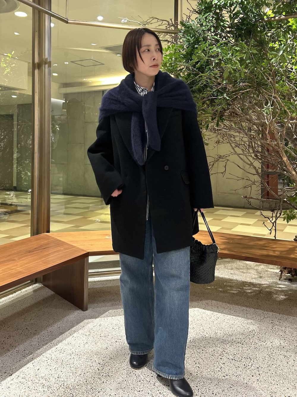 ブルー系のデニムパンツ、ブルー系のシャツ/ブラウス、ブラック系のテーラードジャケットを着用したレディースの秋コーディネートの1枚目の写真