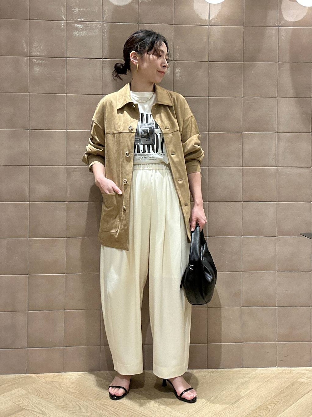 「ワントーン、ベーシック/シンプル、カジュアル、ママコーデ、SNAP_apart by lowrys、骨格ストレート、apart by lowrys、ジャケット、Tシャツ、パンツ、サンダル、バッグ」｜「A part byのワンショルカナグツキバッグ（ハンドバッグ、ブラック系）」を使った、yato-miさん（レディース・158cm）の春コーディネートの1枚目の写真