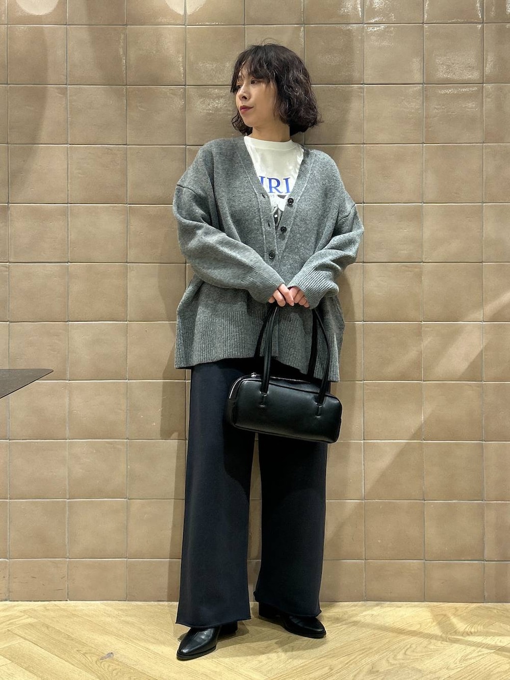 「ワントーン、ベーシック/シンプル、カジュアル、ママコーデ、SNAP_apart by lowrys、骨格ストレート、apart by lowrys、ニット、カーディガン、ロンT、スウェットパンツ、バッグ、ブーツ」｜「A part byのカシミヤコンBIG Vネックカーディガン（カーディガン/ボレロ、グレー系）」を使った、yato-miさん（レディース・158cm）の冬コーディネートの1枚目の写真