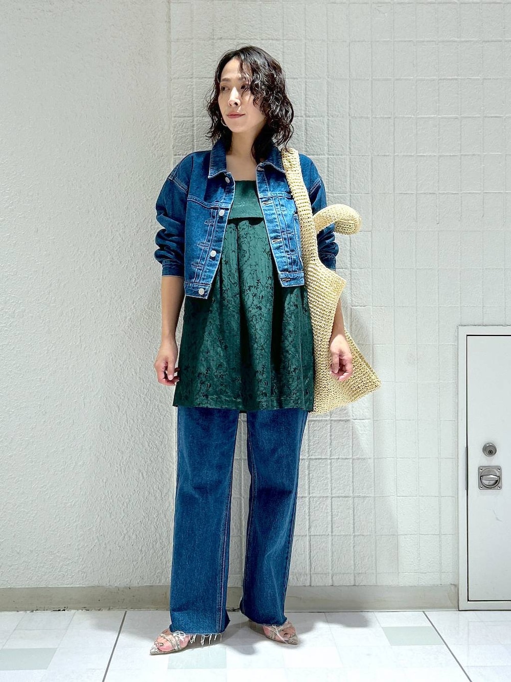 「ワントーン、ベーシック/シンプル、カジュアル、ママコーデ、SNAP_apart by lowrys、骨格ストレート、apart by lowrys、デニムジャケット、ジャケット、デニムパンツ、ワンピース、パンプス、バッグ」｜「A part byのペーパーマルシェバッグ（トートバッグ、ベージュ系）」を使った、yato-miさん（レディース・158cm）の夏コーディネートの1枚目の写真