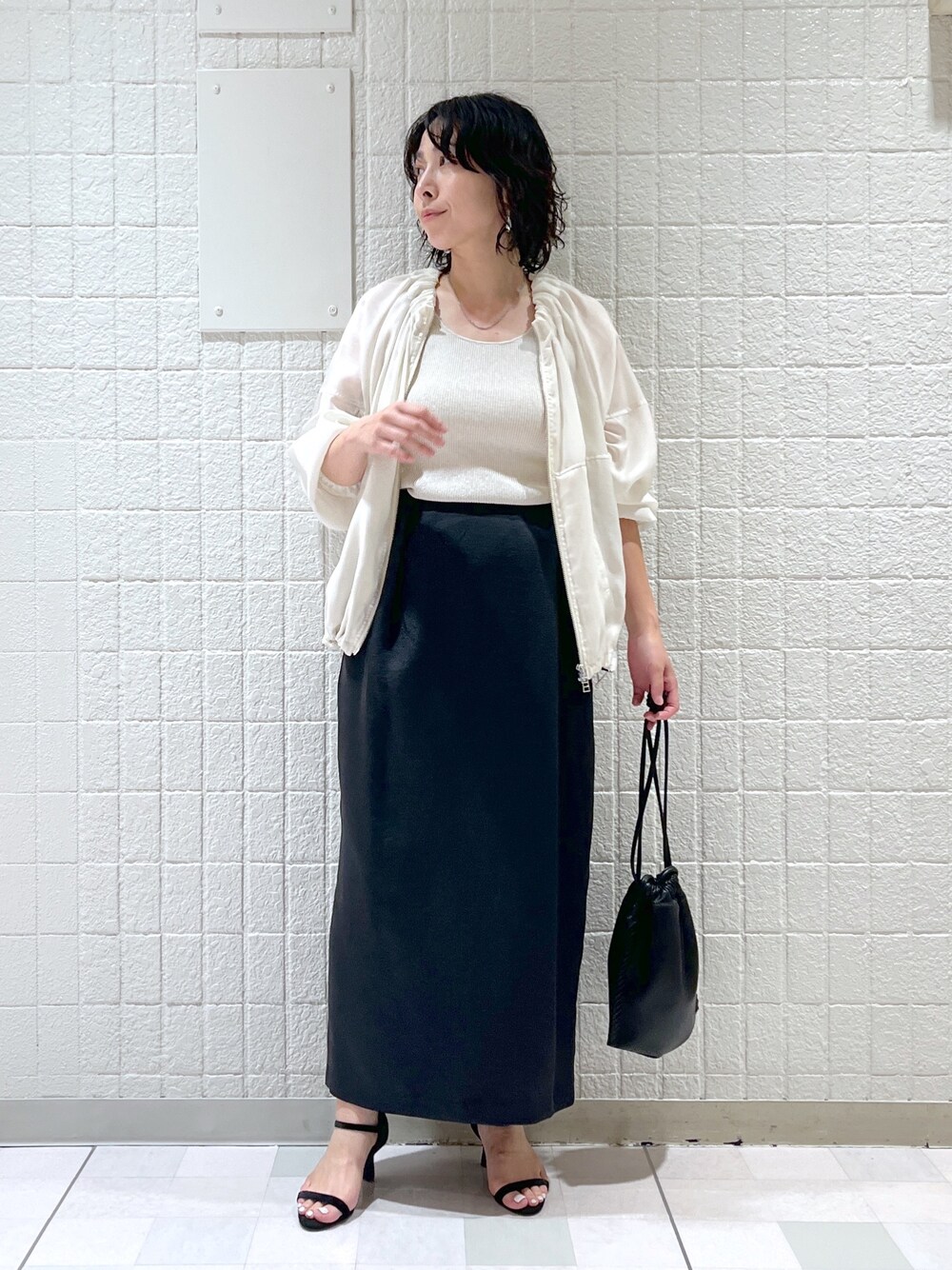 「シンプルコーデ、大人かわいい、おしゃれさんと繋がりたい、オトナカジュアル、きれいめコーディネート、ブルゾン、シア―ブルゾン、apartbylowrys、アパートバイローリーズ」｜「A part byのコクーンタックスカート（スカート、ブラック系）」を使った、yato-miさん（レディース・158cm）の夏コーディネートの1枚目の写真