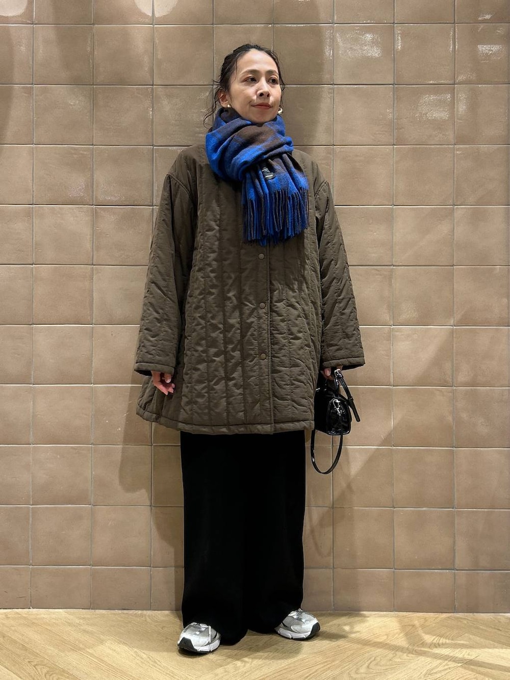 「ワントーン、ベーシック/シンプル、カジュアル、ママコーデ、SNAP_apart by lowrys、骨格ストレート、apart by lowrys、アウター、ストール、マフラー、ワイドパンツ、バッグ」｜「A part byのエナメルミニバッグ（ショルダーバッグ、ブラック系）」を使った、yato-miさん（レディース・158cm）の秋コーディネートの1枚目の写真