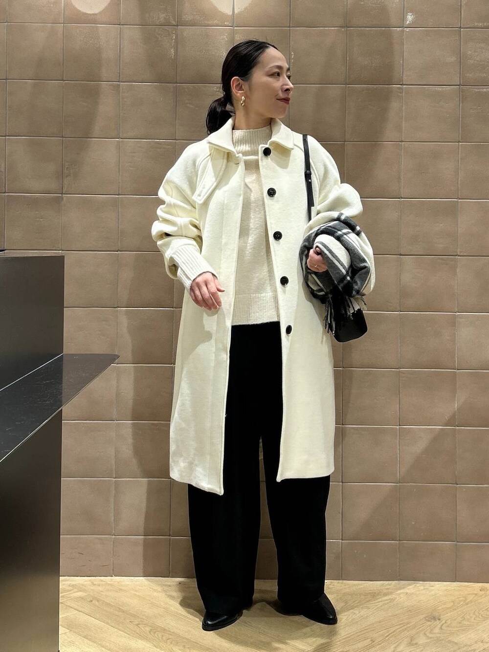 「ワントーン、ベーシック/シンプル、カジュアル、ママコーデ、SNAP_apart by lowrys、骨格ストレート、apart by lowrys、アウター、コート、パンツ、ニット、バッグ、ストール」｜「A part byのカシミヤウールチェックストール（ストール/ショール、グレー系）」を使った、yato-miさん（レディース・158cm）の冬コーディネートの1枚目の写真