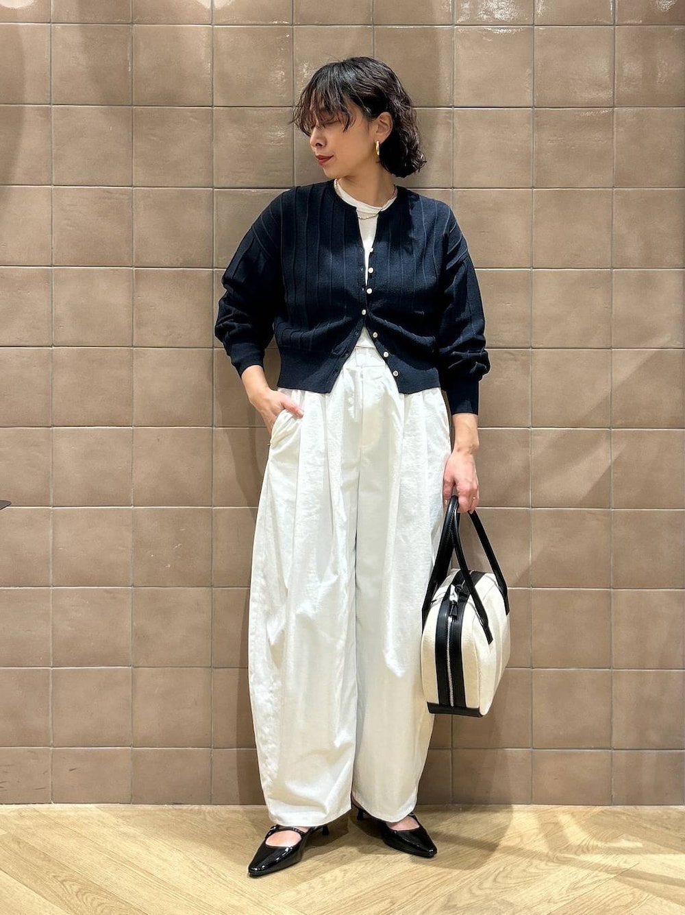 「ワントーン、ベーシック/シンプル、カジュアル、ママコーデ、SNAP_apart by lowrys、骨格ストレート、apart by lowrys、カーディガン、パンツ、バッグ、パンプス」｜「A part byのアイレットアミショートカーディガン（カーディガン/ボレロ、ブルー系）」を使った、yato-miさん（レディース・158cm）の冬コーディネートの1枚目の写真