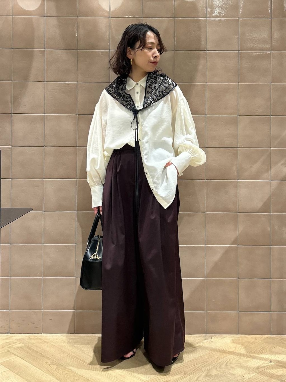 「ワントーン、ベーシック/シンプル、カジュアル、ママコーデ、SNAP_apart by lowrys、骨格ストレート、apart by lowrys、シャツ、パンツ、スカーフ、サンダル、バッグ」｜「A part byのシアーオーバーシャツ（シャツ/ブラウス、ホワイト系）」を使った、yato-miさん（レディース・158cm）の春コーディネートの1枚目の写真