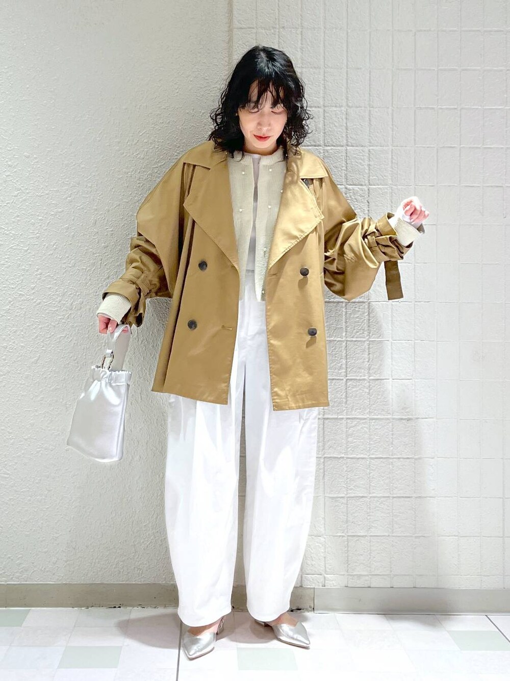「ワントーン、ベーシック/シンプル、カジュアル、ママコーデ、SNAP_apart by lowrys、骨格ストレート、apart by lowrys、トレンチコート、ニット、カーディガン、パンツ、パンプス、バッグ」｜「A part byのパールツキショートカーディガン（カーディガン/ボレロ、ベージュ系）」を使った、yato-miさん（レディース・158cm）の冬コーディネートの1枚目の写真