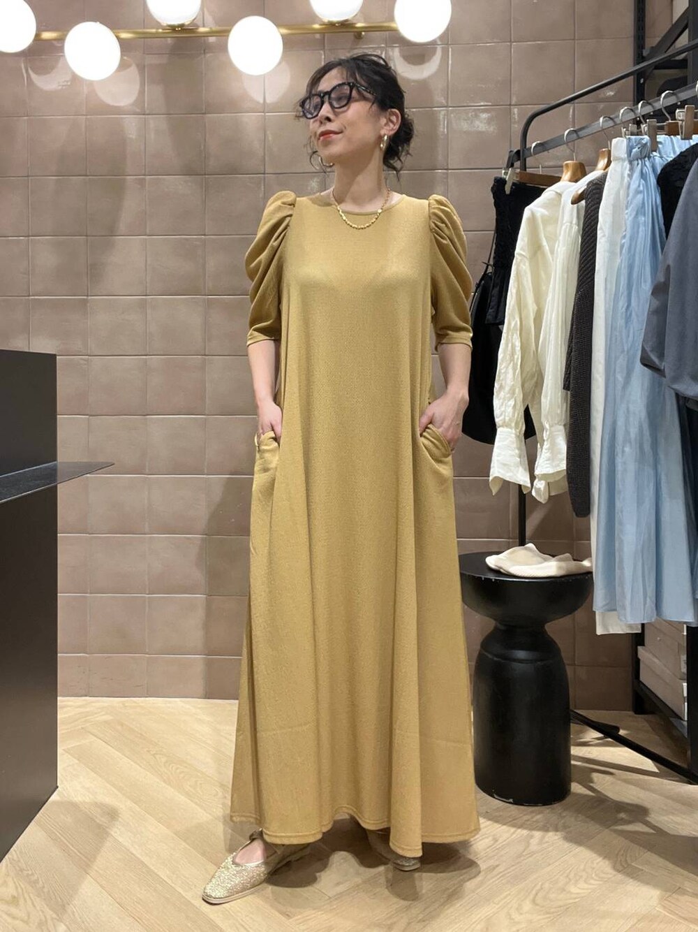 「ワントーン、ベーシック/シンプル、カジュアル、ママコーデ、SNAP_apart by lowrys、骨格ストレート、apart by lowrys、ワンピース、ルームウェア、e/rm、サンダル」｜「A part byのメッシュフラットパンプス（パンプス、ゴールド系）」を使った、yato-miさん（レディース・158cm）の春コーディネートの1枚目の写真