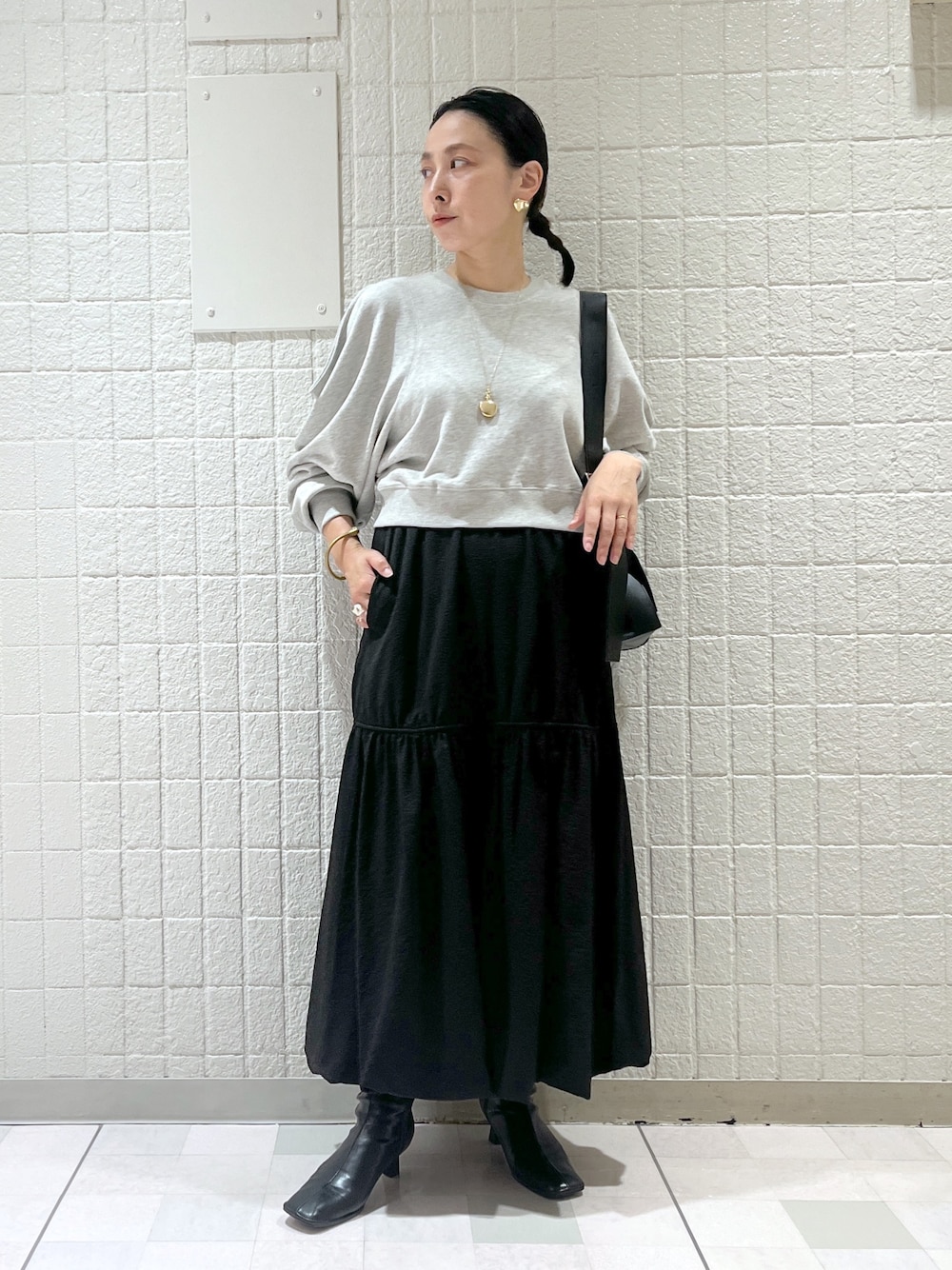 「秋先取りコーデ、オトナ女子、カジュアル、秋服、シンプルスタイル、ブーツ、30代コーデ、きれいめカジュアル、apartbylowrys、アパートバイローリーズ」｜「A part byのフクレバルーンスカート/WEB先行予約（スカート、ブラック系）」を使った、yato-miさん（レディース・158cm）の秋コーディネートの1枚目の写真