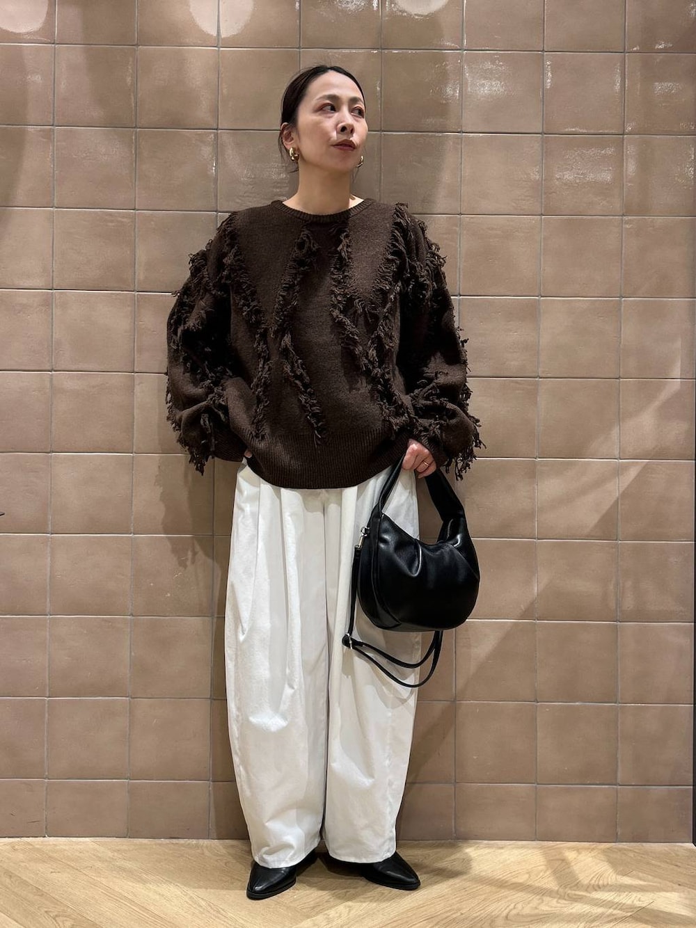 「ワントーン、ベーシック/シンプル、カジュアル、ママコーデ、SNAP_apart by lowrys、骨格ストレート、apart by lowrys、ニット、パンツ、バッグ、ブーツ」｜「A part byのワンショルカナグツキバッグ（ハンドバッグ、ブラック系）」を使った、yato-miさん（レディース・158cm）の冬コーディネートの1枚目の写真