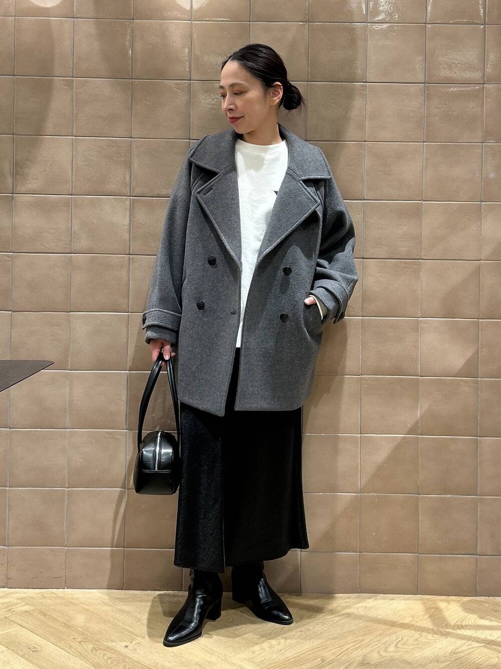 「コート、ワントーン、ベーシック/シンプル、カジュアル、ママコーデ、SNAP_apart by lowrys、骨格ストレート、apart by lowrys、アウター、スウェット、スカート、ブーツ、バッグ」｜「A part byのブライトナロースカート（スカート、ブラック系）」を使った、yato-miさん（レディース・158cm）の冬コーディネートの1枚目の写真
