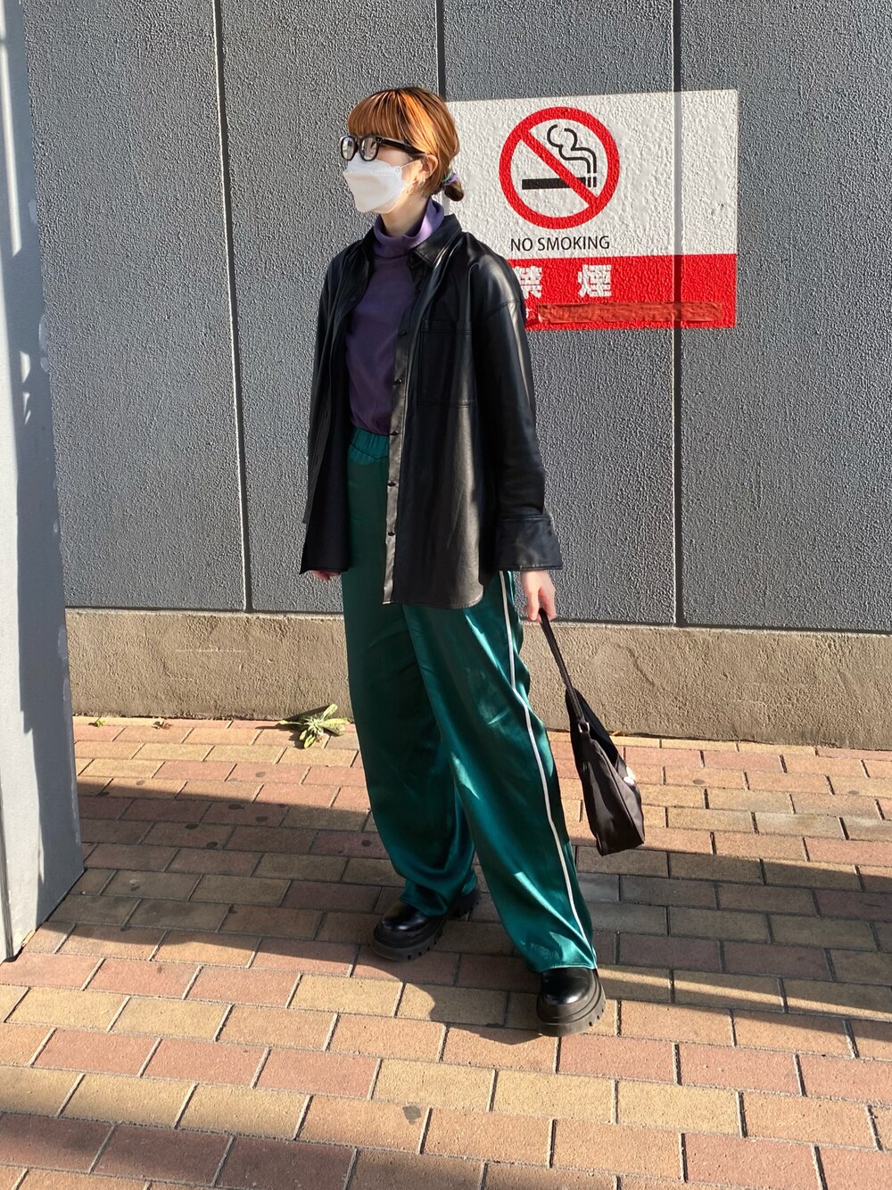 「タートルネック、ラインパンツ、サテンパンツ、レザー、ZARA、ママコーデ、黒縁メガネ、韓国ファッション、ママファッション」｜「JEANASISのビーガンレザーソフトレギュラーシャツ/924306（シャツ/ブラウス、ブラック系）」を使った、misaki.さん（レディース・165cm）の冬コーディネートの1枚目の写真