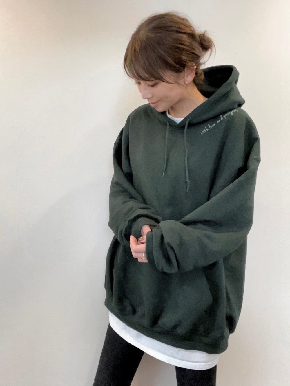 ブラック系のデニムパンツを着用したレディースの秋コーディネートの1枚目の写真