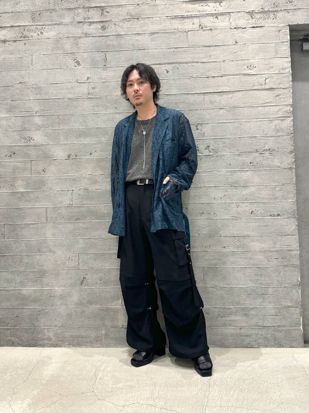 「モード、体型カバー、きれいめ、HARE、アウター、ジャケット、Tシャツ、ワイドパンツ、厚底シューズ、ベルト、ネックレス、春コーデ、春夏コーデ、差し色コーデ」｜「HAREの【SET UP対応】フラワーレースジャケット(HARE)（テーラードジャケット、ブルー系）」を使った、🐯としくん🐯さん（メンズ・171cm）の春コーディネートの1枚目の写真