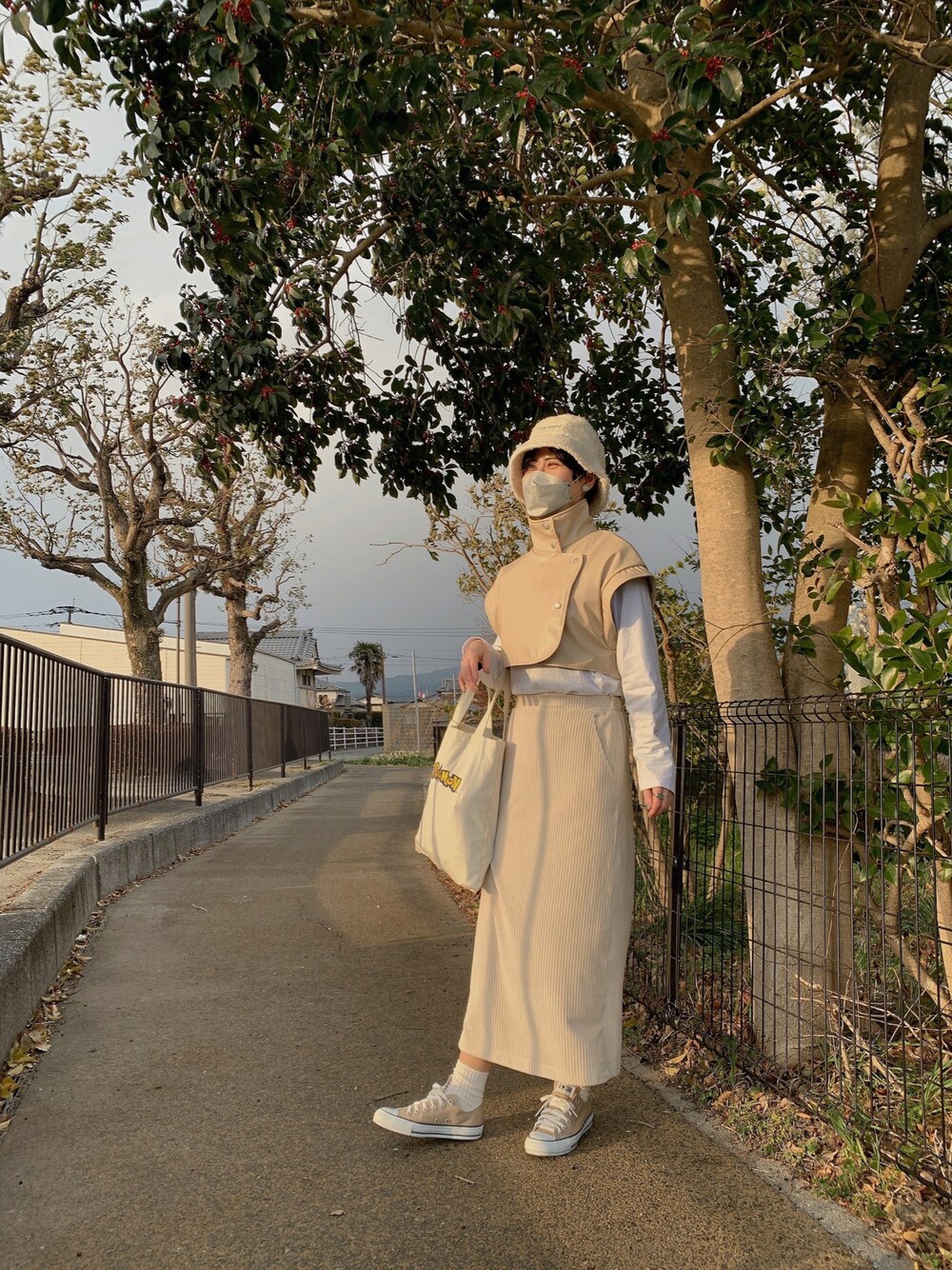 「休日スタイル、カジュアル、淡色コーデ」｜「select MOCAの2021 AW フェイクレザースタンドカラーショートベスト（ベスト、ホワイト系）」を使った、やましさん（レディース・168cm）の冬コーディネートの1枚目の写真