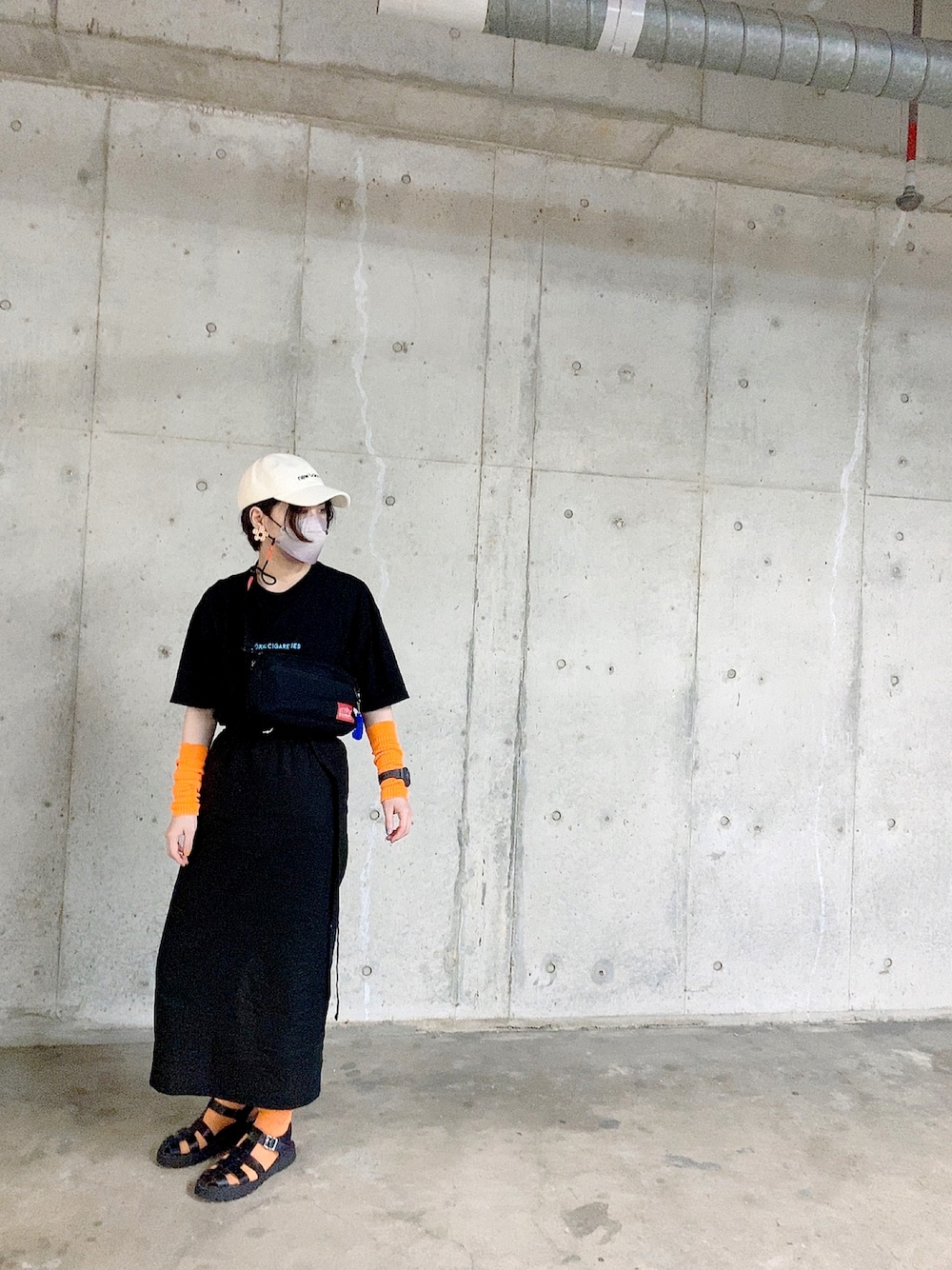 「フェススタイル、夏」｜「UNE MANSIONのリネンフロントスリットロングスカート（スカート、ブラック系）」を使った、やましさん（レディース・168cm）の夏コーディネートの1枚目の写真