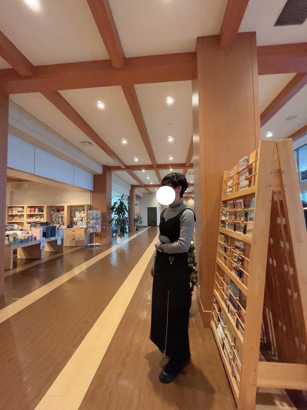 「休日スタイル、ハイネック」｜「mietteのﾋﾞｽﾁｪﾃﾞｻﾞｲﾝﾜﾝﾋﾟｰｽ（ワンピース、ブラック系）」を使った、やましさん（レディース・168cm）の冬コーディネートの1枚目の写真