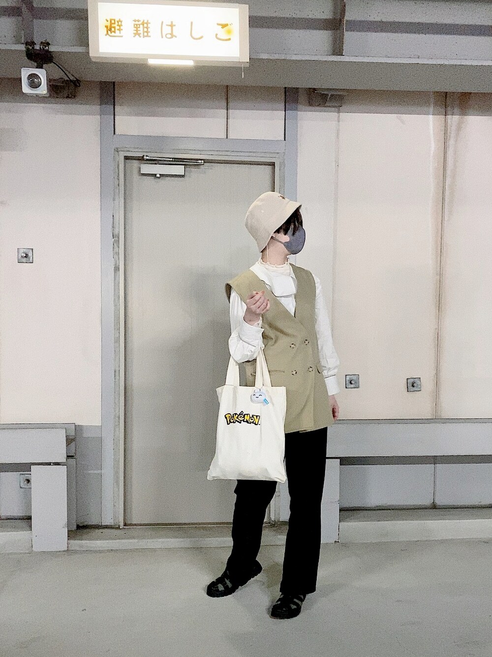 「春夏コーデ、パンツスタイル、グリーン、みどりの女の会」｜「archivesの二重織ダブルボタンジレ（その他アウター、グリーン系）」を使った、やましさん（レディース・168cm）の春コーディネートの1枚目の写真