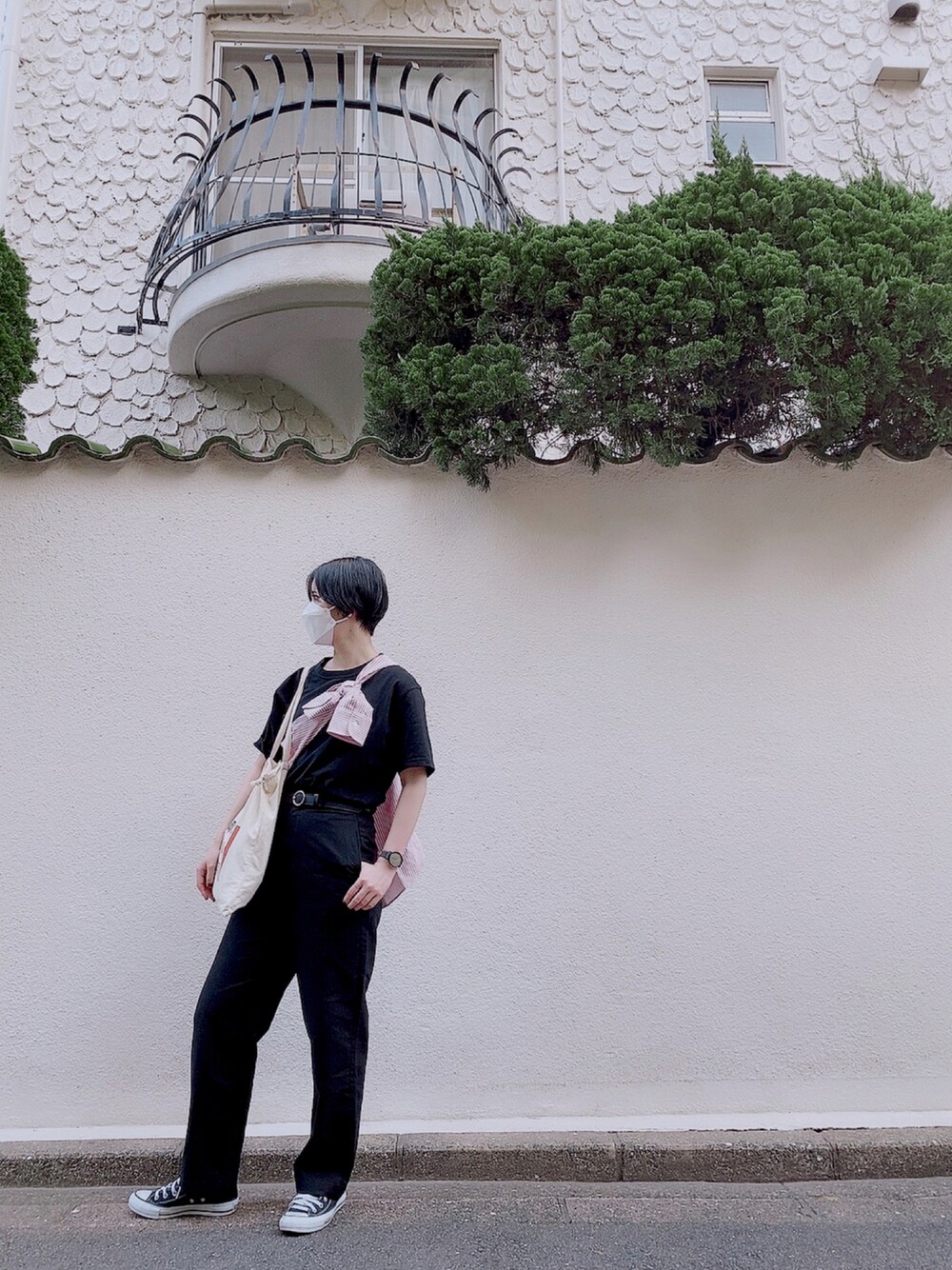 「シンプル、夏コーデ、ブラック、黒Tシャツ」｜「B:MING by BEAMSのB:MING by BEAMS / ロンドンストライプ レギュラーカラーシャツ（シャツ/ブラウス、レッド系）」を使った、やましさん（レディース・168cm）の夏コーディネートの1枚目の写真