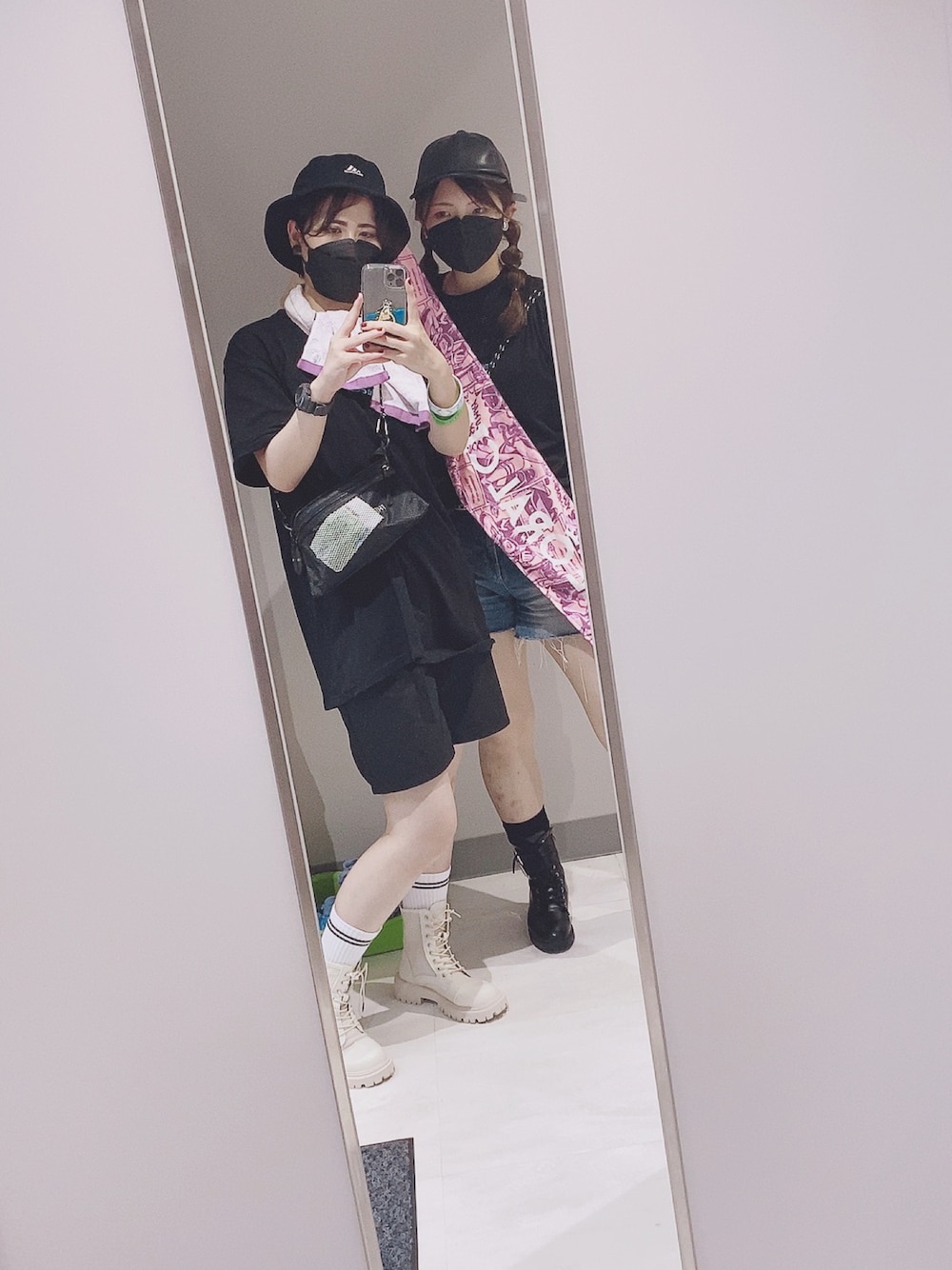 「夏、夏フェス、フェススタイル」｜「adidasの【adidas/アディダス】バケットハット（ハット、ブラック系）」を使った、やましさん（レディース・168cm）の夏コーディネートの1枚目の写真
