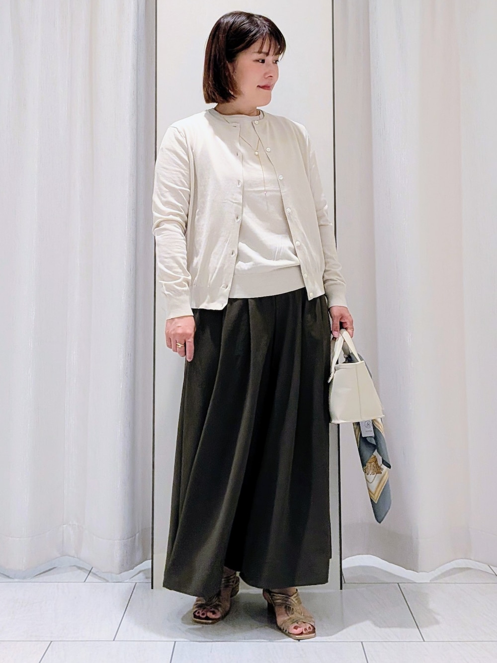 ベージュ系のカーディガン/ボレロ、ベージュ系のニット/セーター、ブラウン系のその他パンツを着用したレディースの夏コーディネートの1枚目の写真