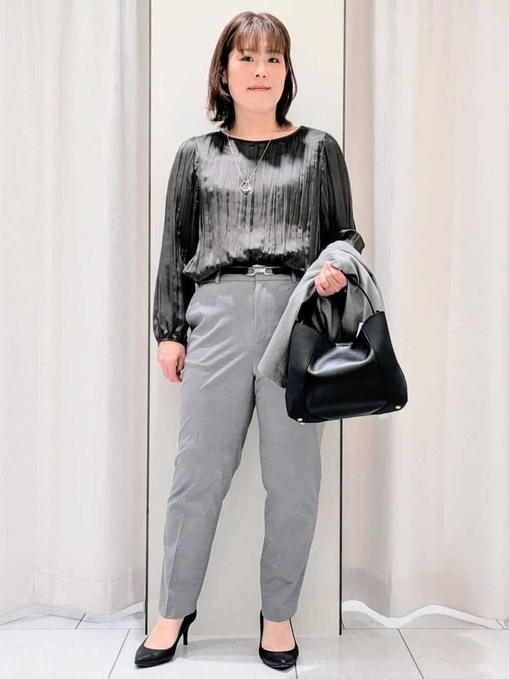 グレー系のノーカラージャケット、グレー系のシャツ/ブラウス、グレー系のその他パンツを着用したレディースの春コーディネートの1枚目の写真